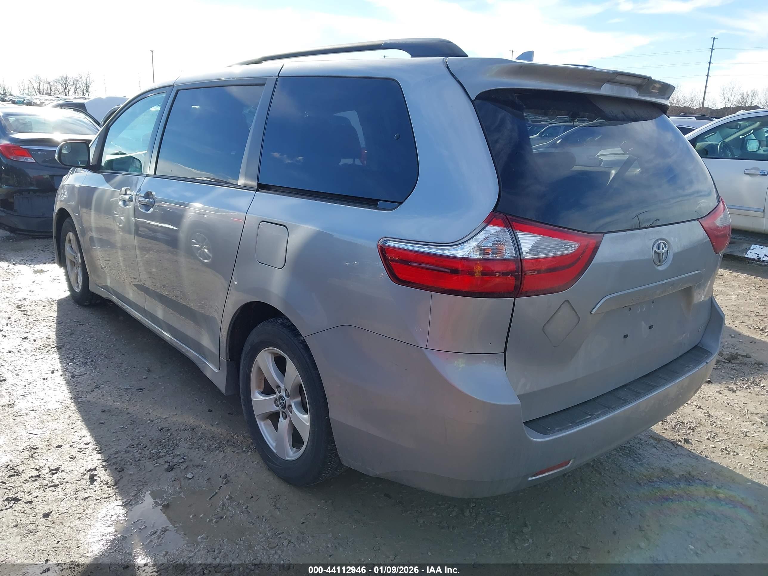 TOYOTA SIENNA image 3