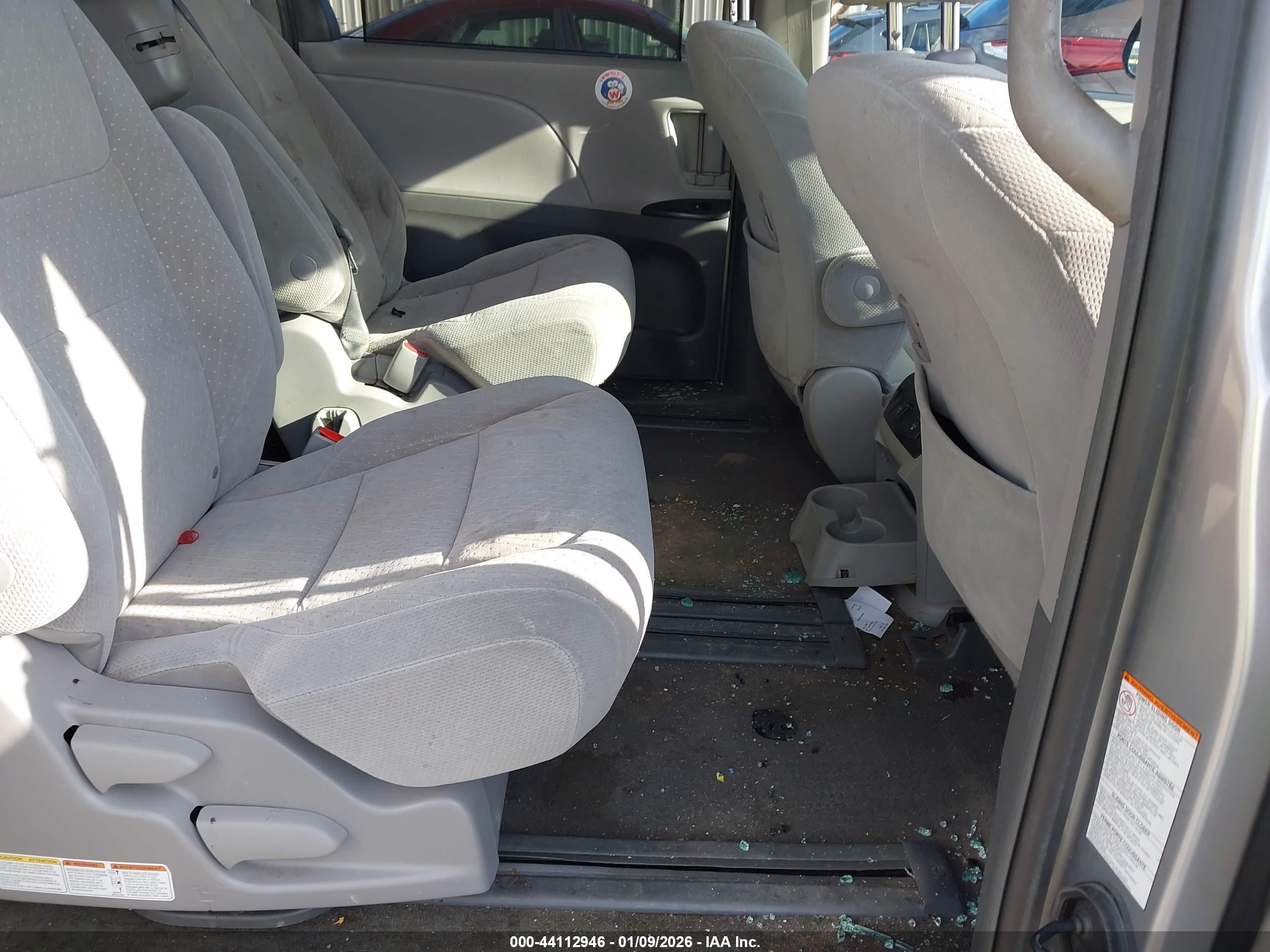 TOYOTA SIENNA image 8
