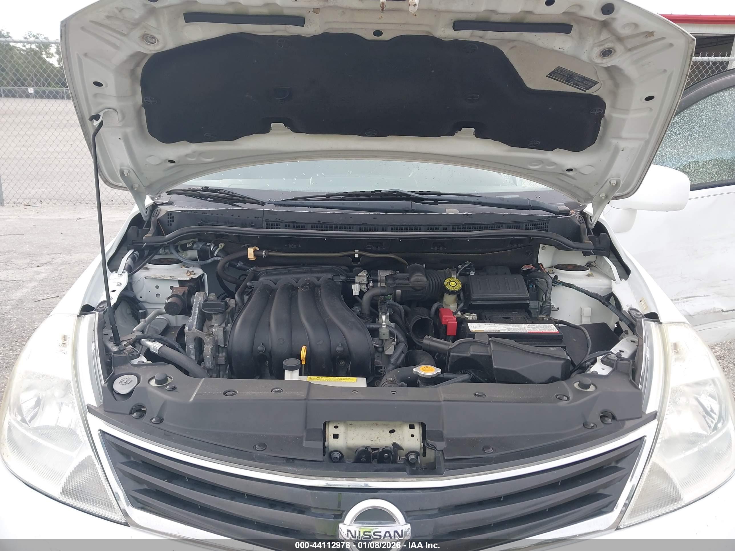NISSAN VERSA image 10