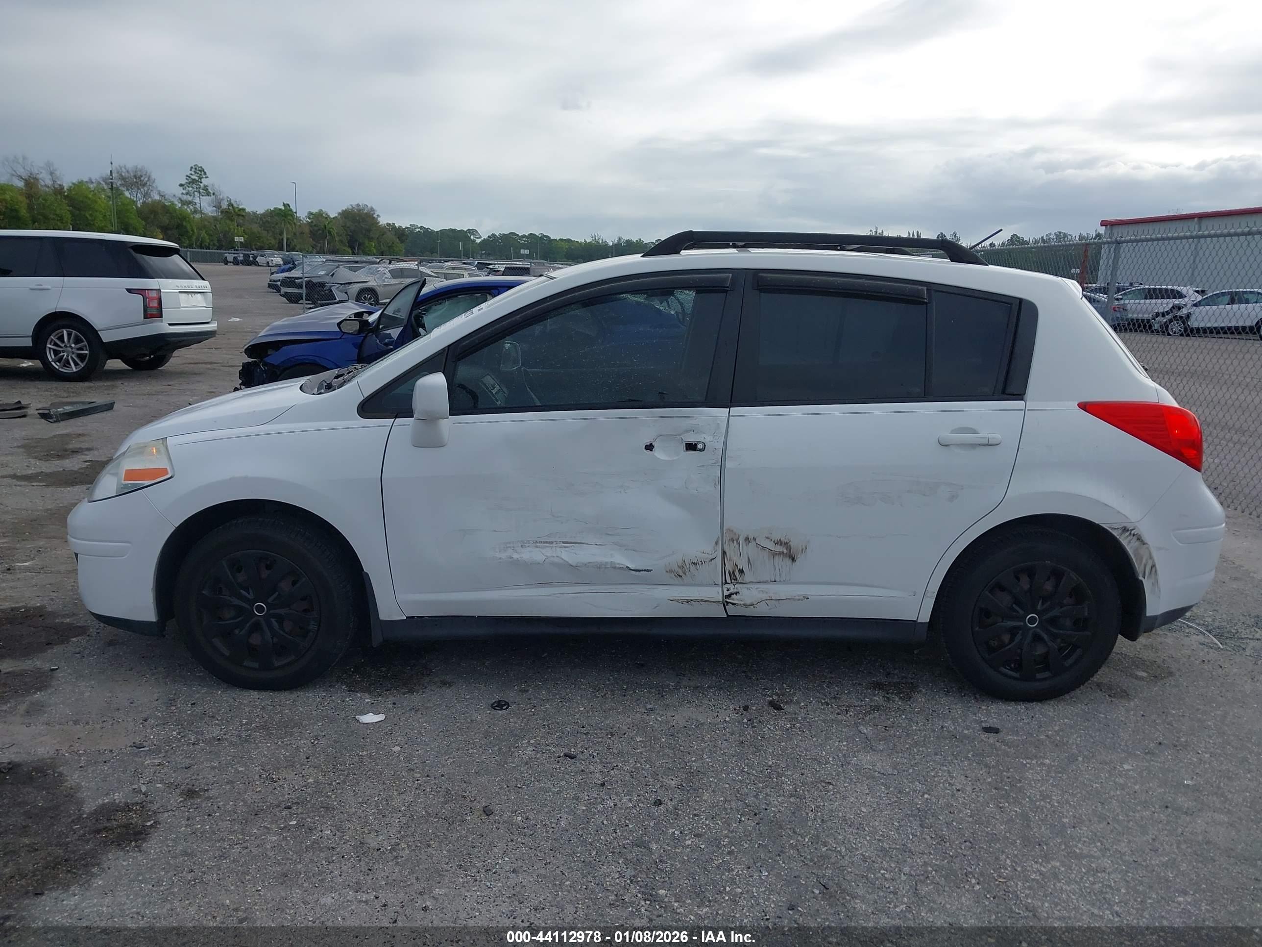 NISSAN VERSA image 6