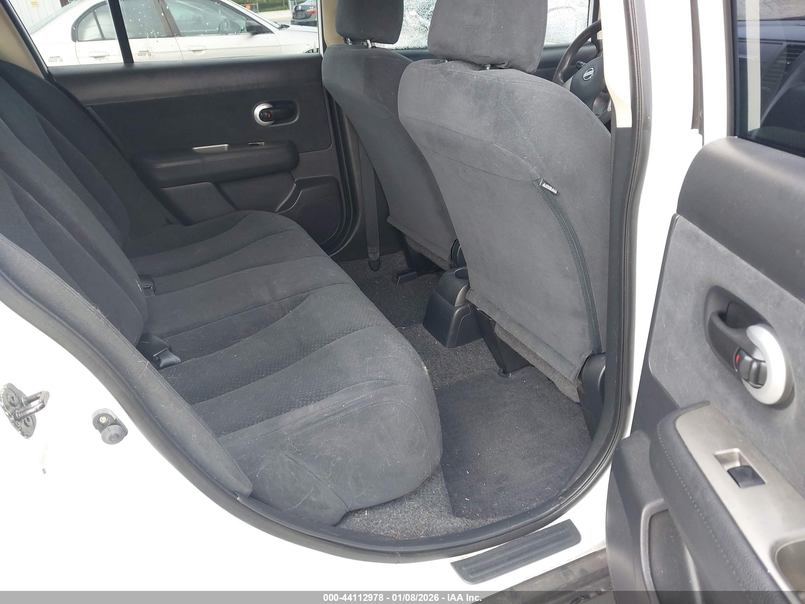 NISSAN VERSA image 8