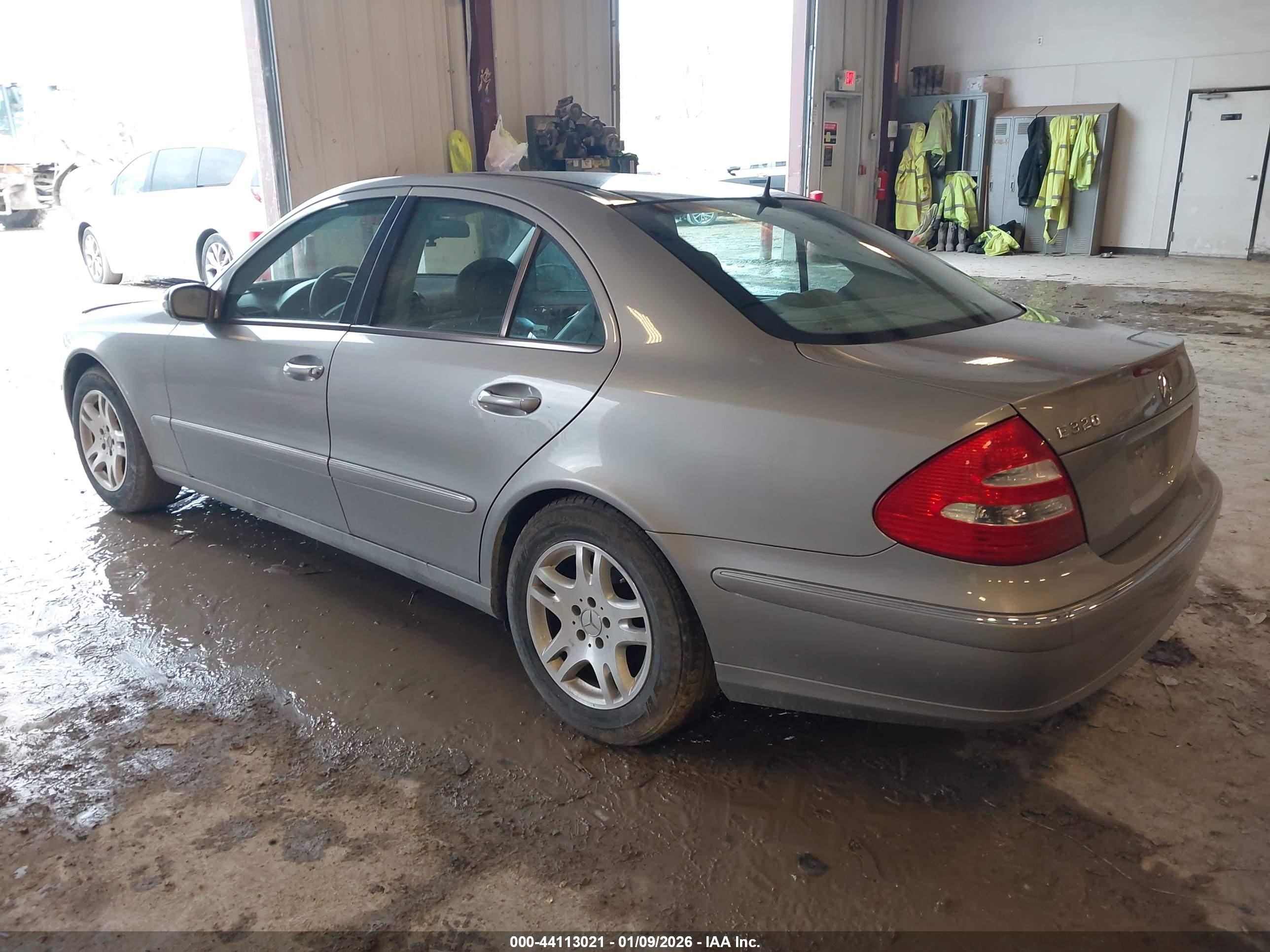 MERCEDES-BENZ E image 3