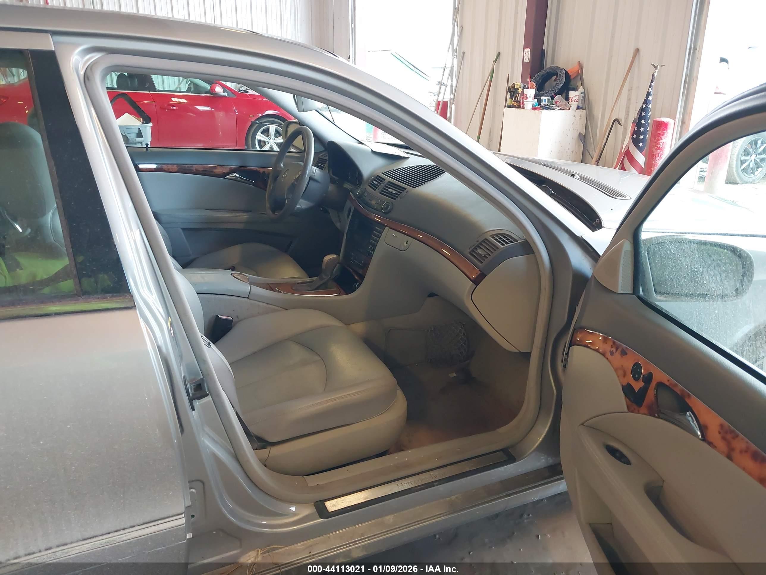 MERCEDES-BENZ E image 5