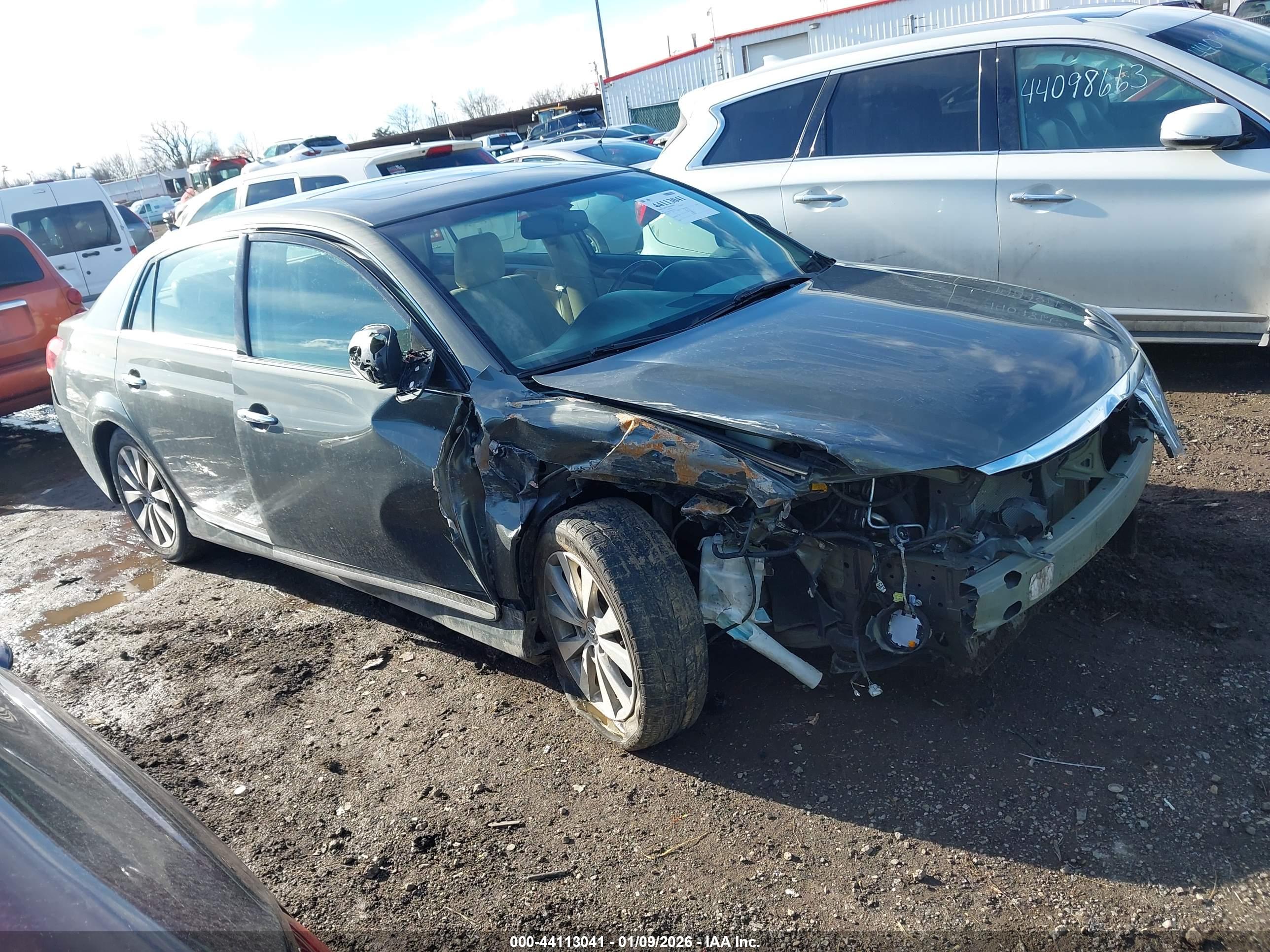 TOYOTA AVALON image 6