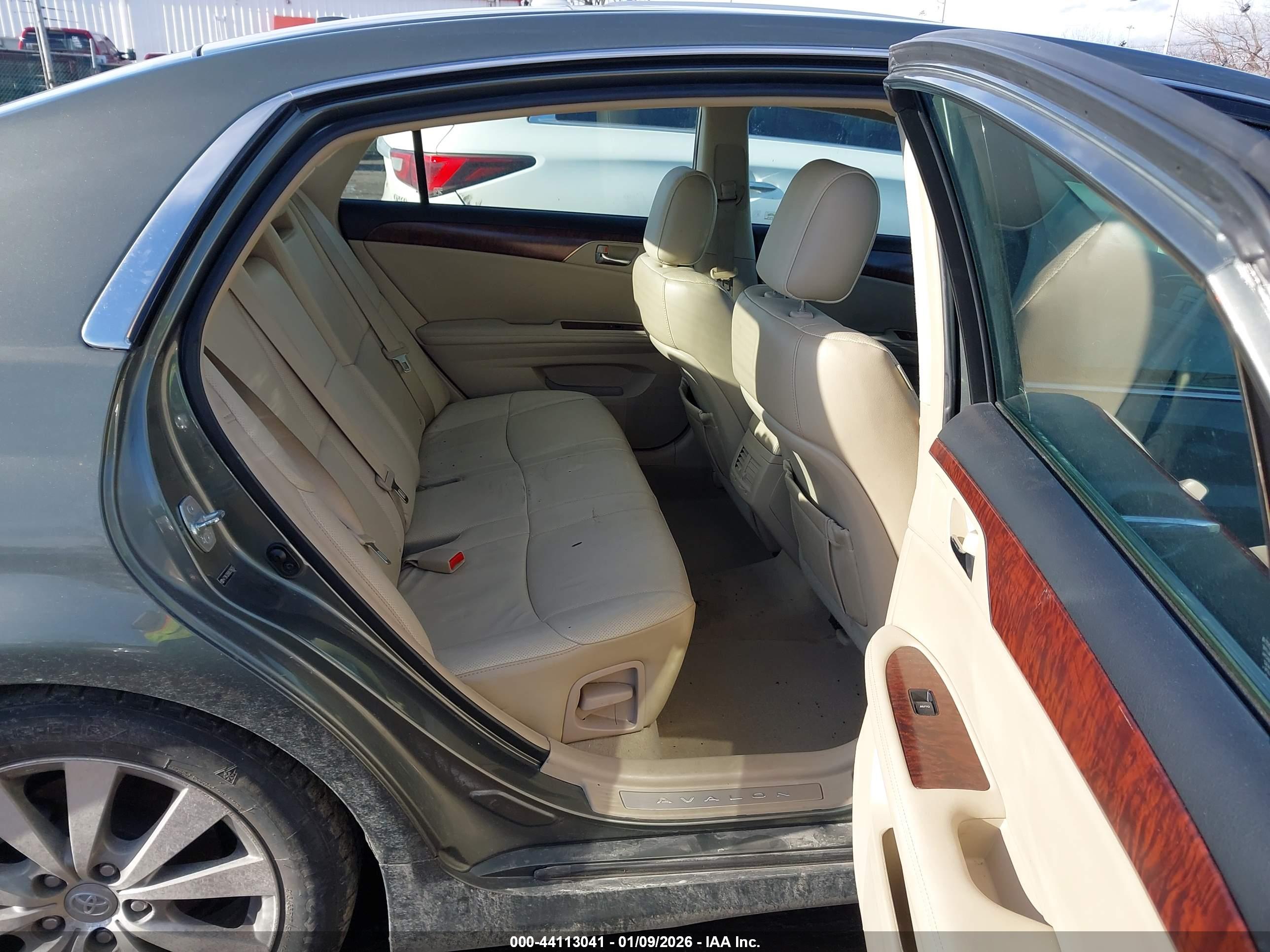 TOYOTA AVALON image 8