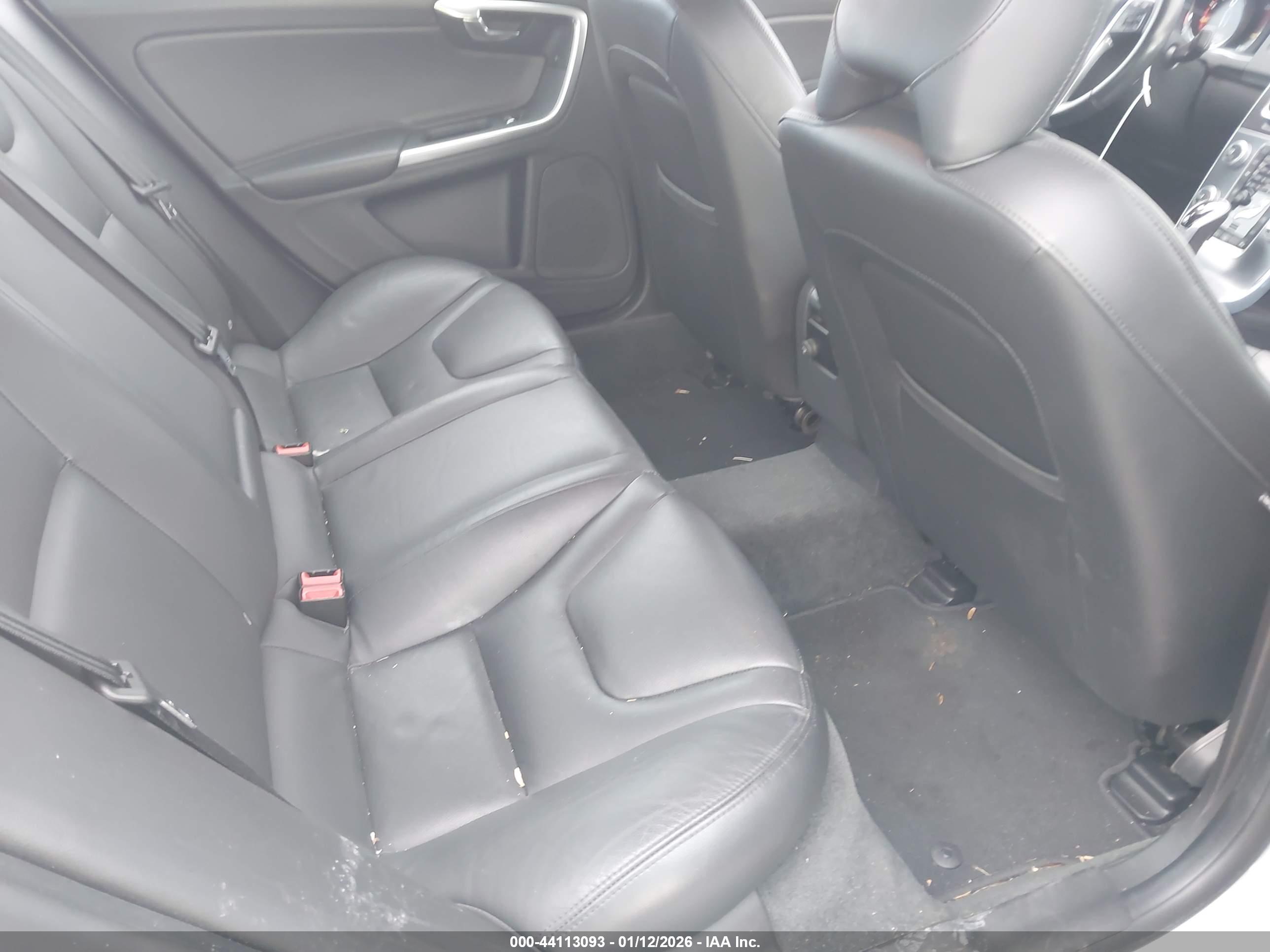 VOLVO S60 image 8