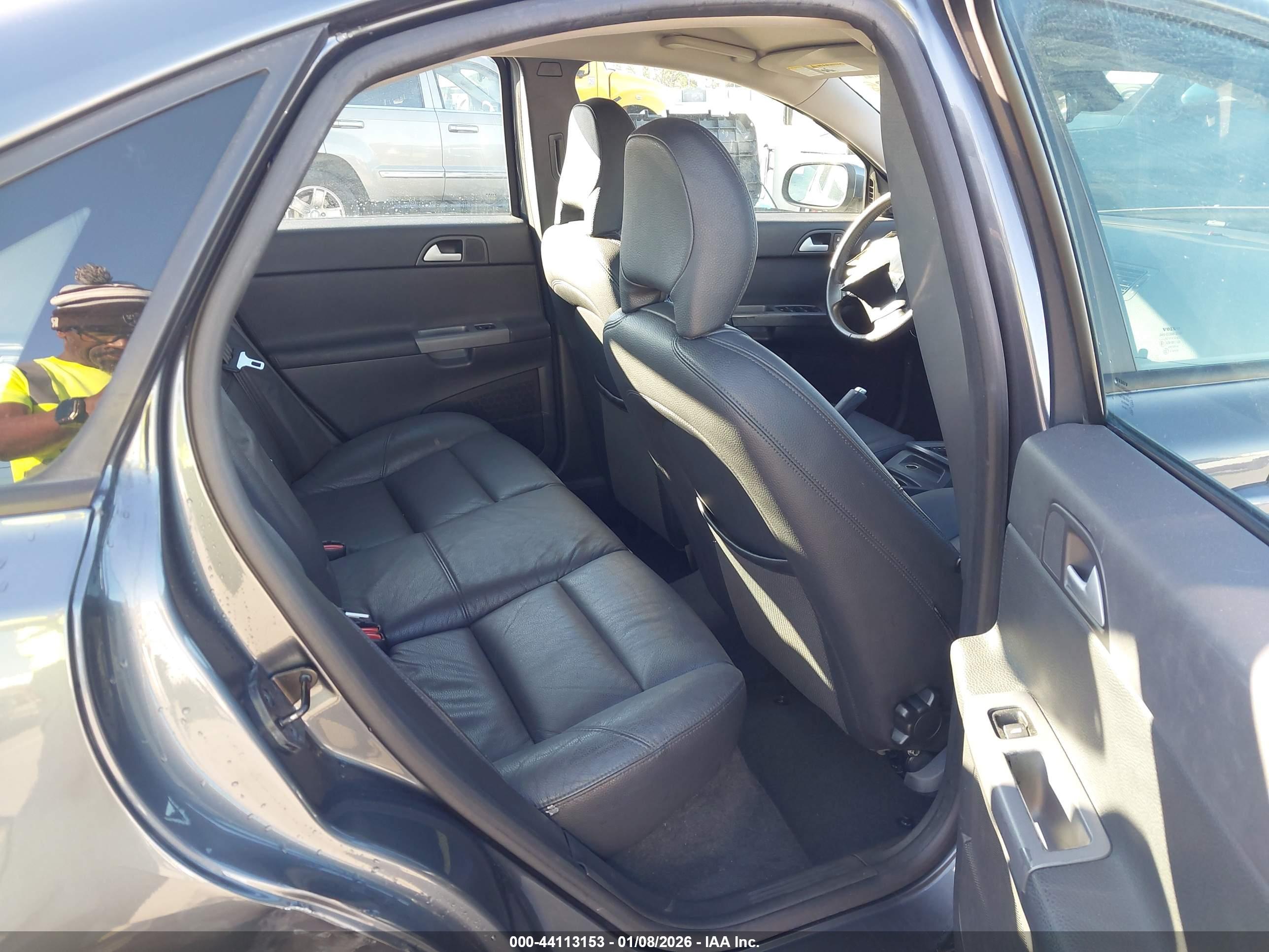 VOLVO S40 image 8