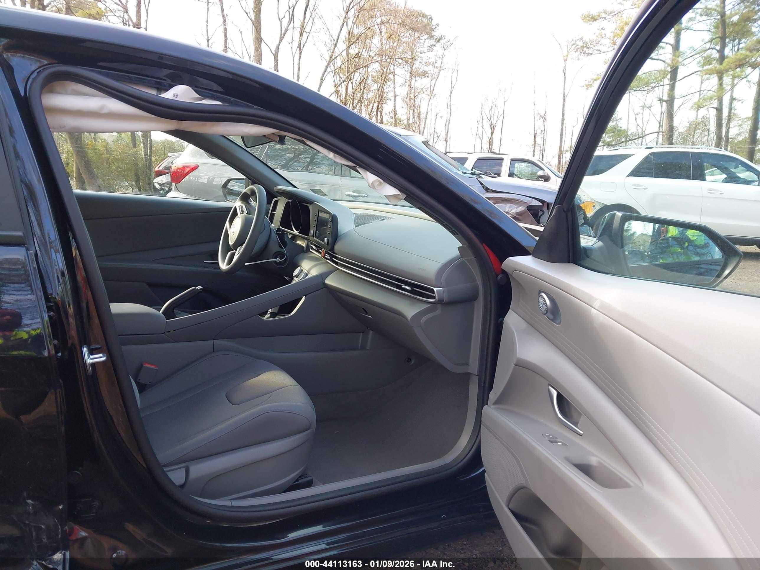 HYUNDAI ELANTRA image 5