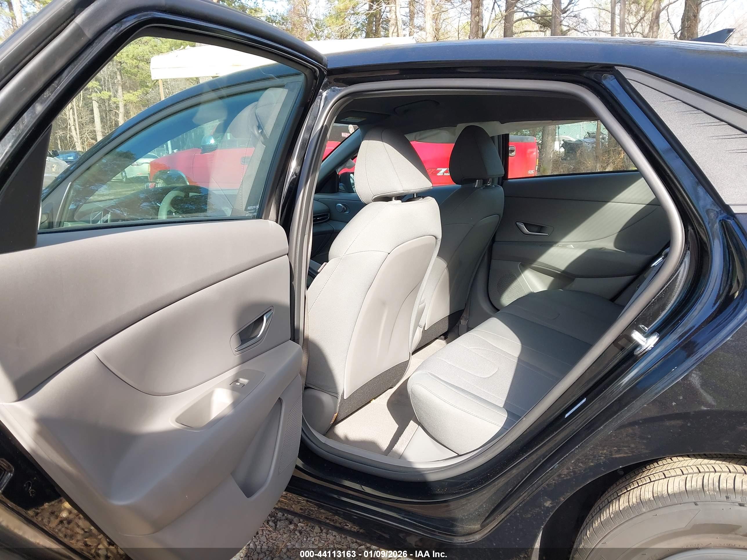 HYUNDAI ELANTRA image 8
