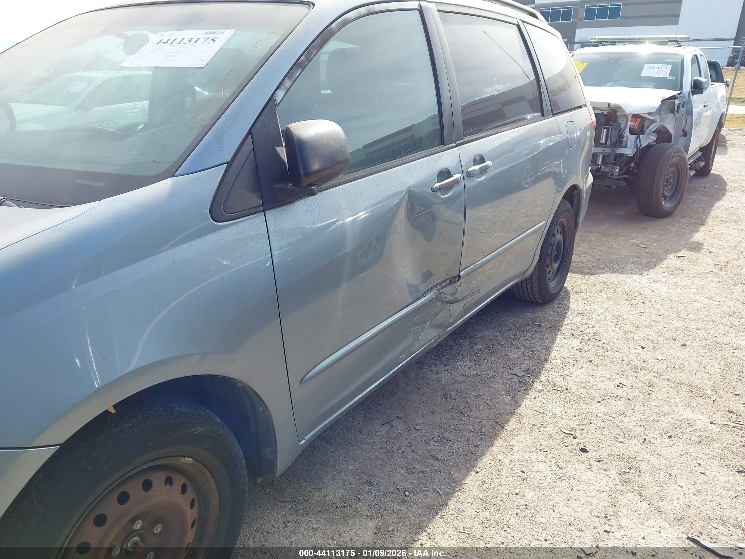 TOYOTA SIENNA image 6