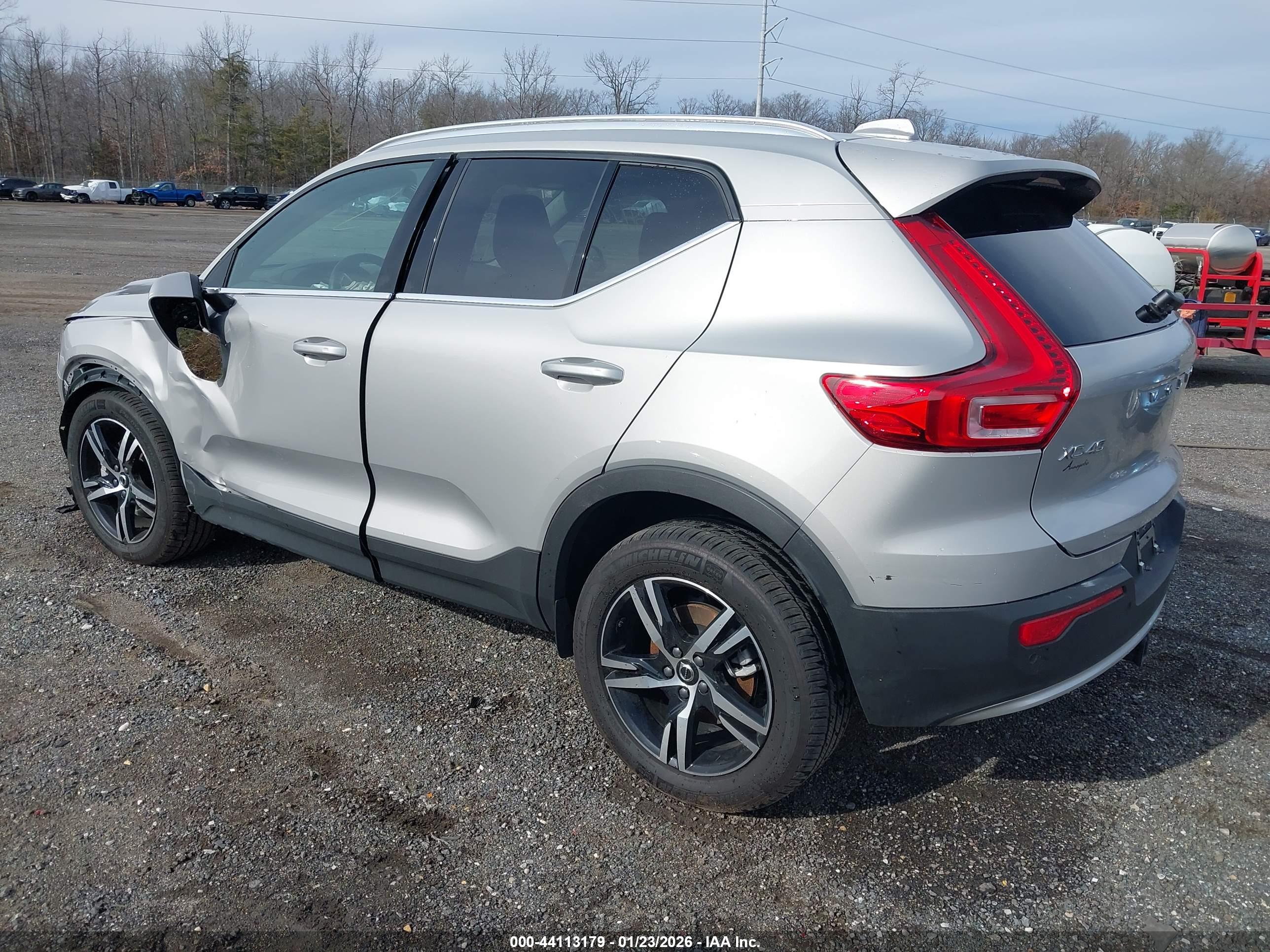 VOLVO XC40 image 3