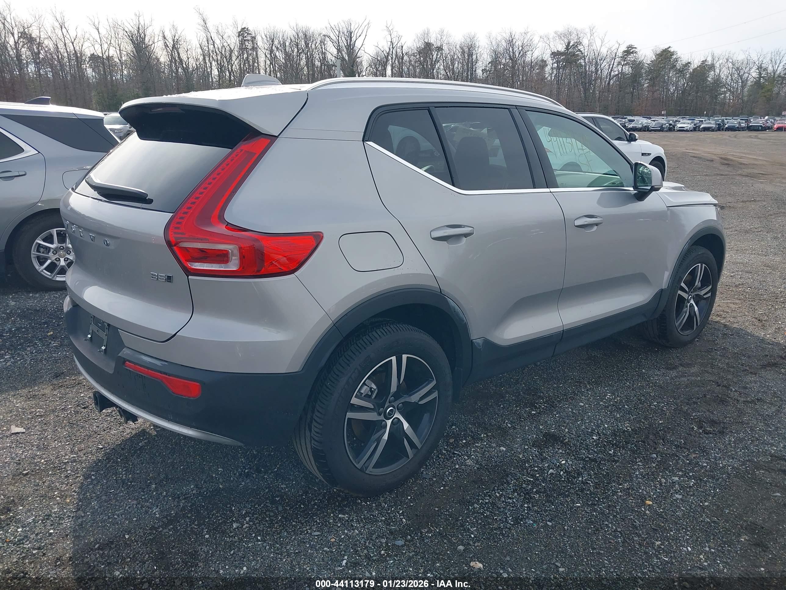 VOLVO XC40 image 4