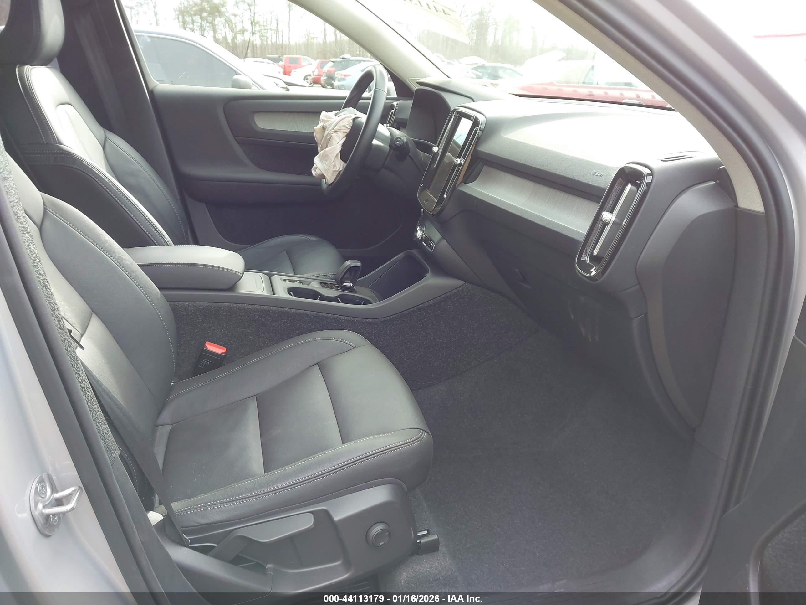 VOLVO XC40 image 5