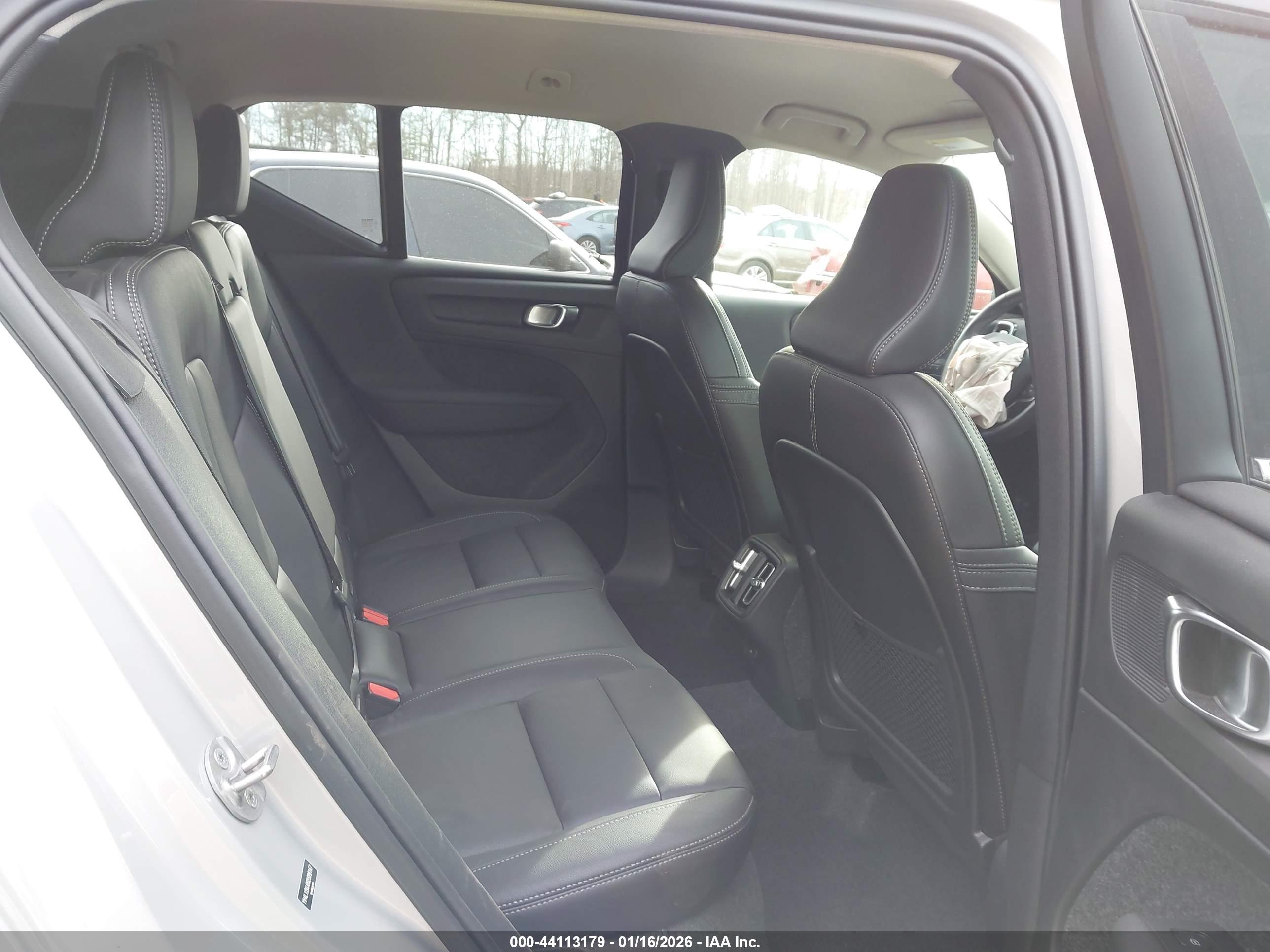 VOLVO XC40 image 8