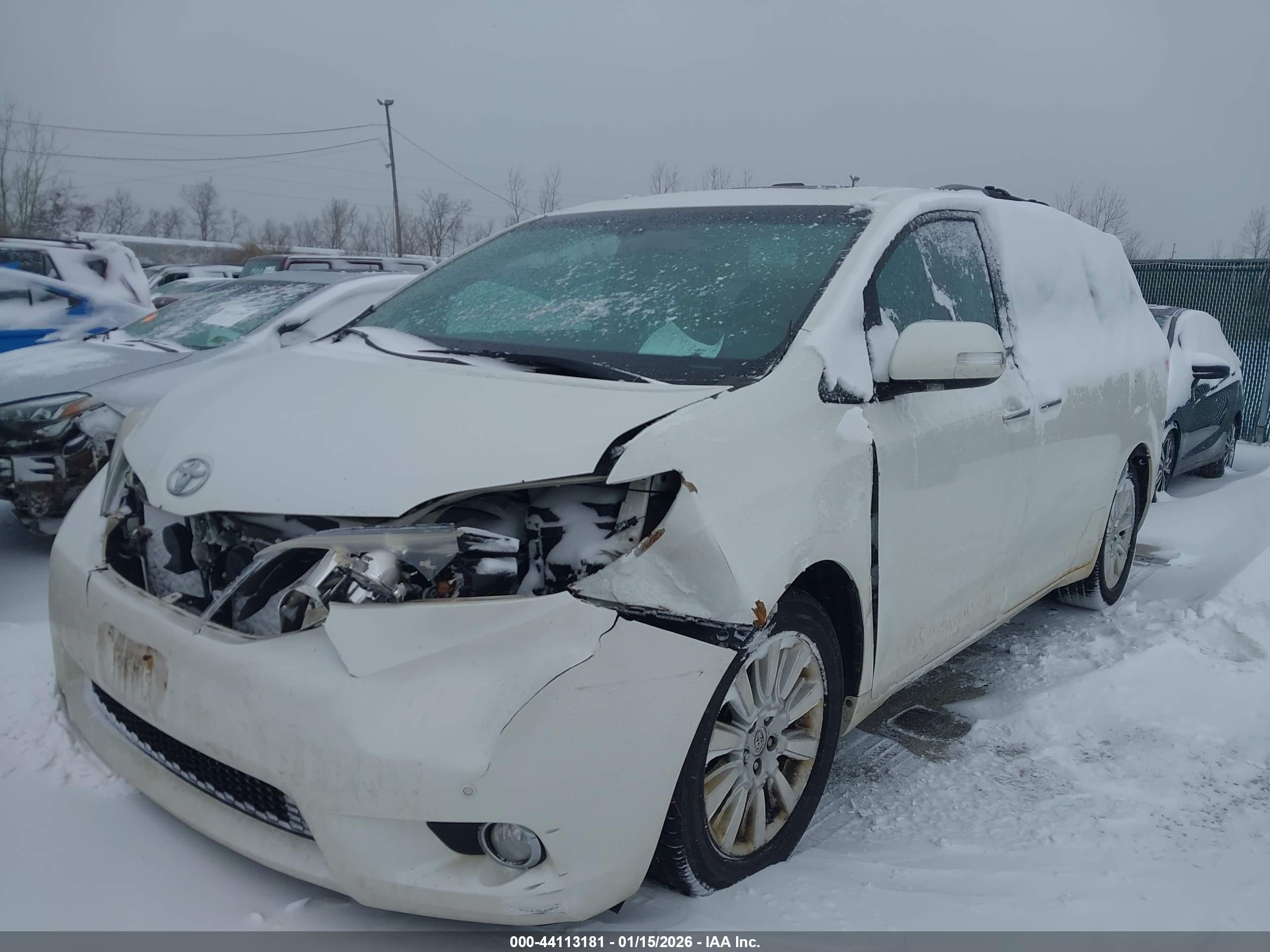 TOYOTA SIENNA image 2