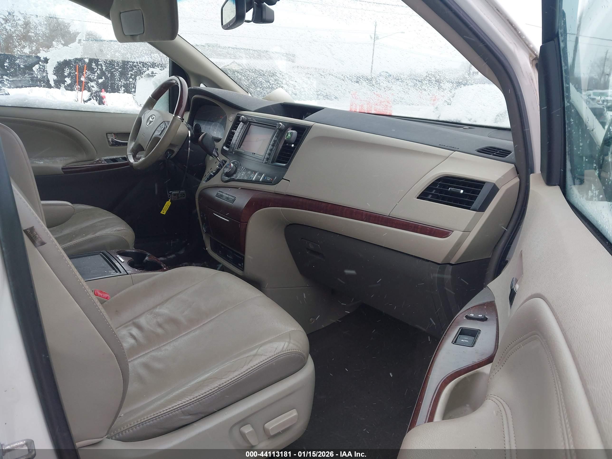TOYOTA SIENNA image 5