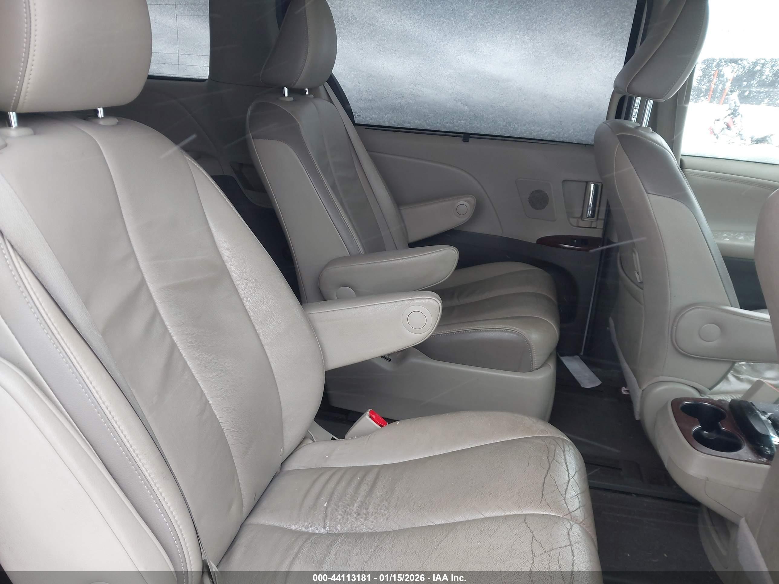 TOYOTA SIENNA image 8