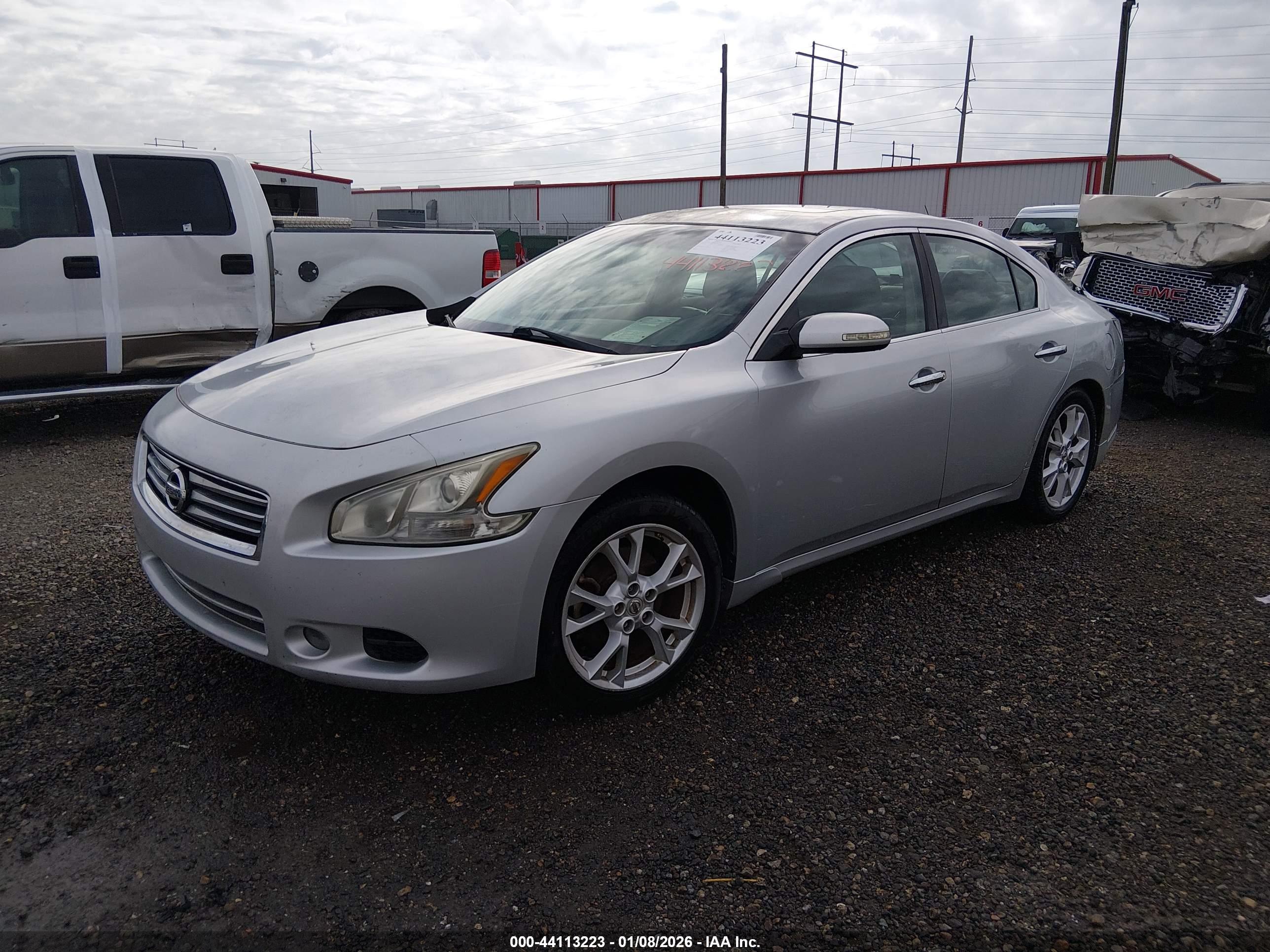 NISSAN MAXIMA image 2