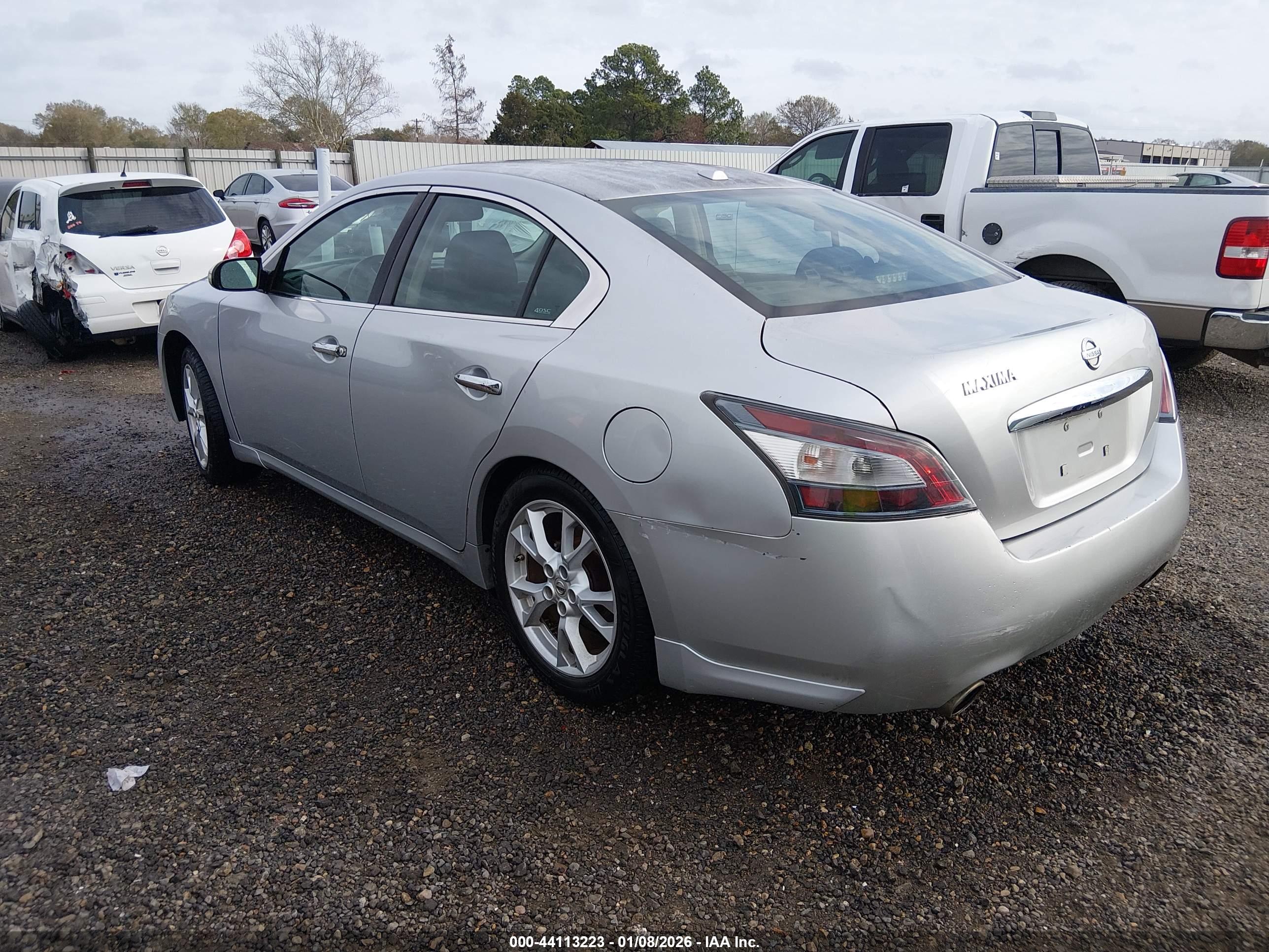 NISSAN MAXIMA image 3