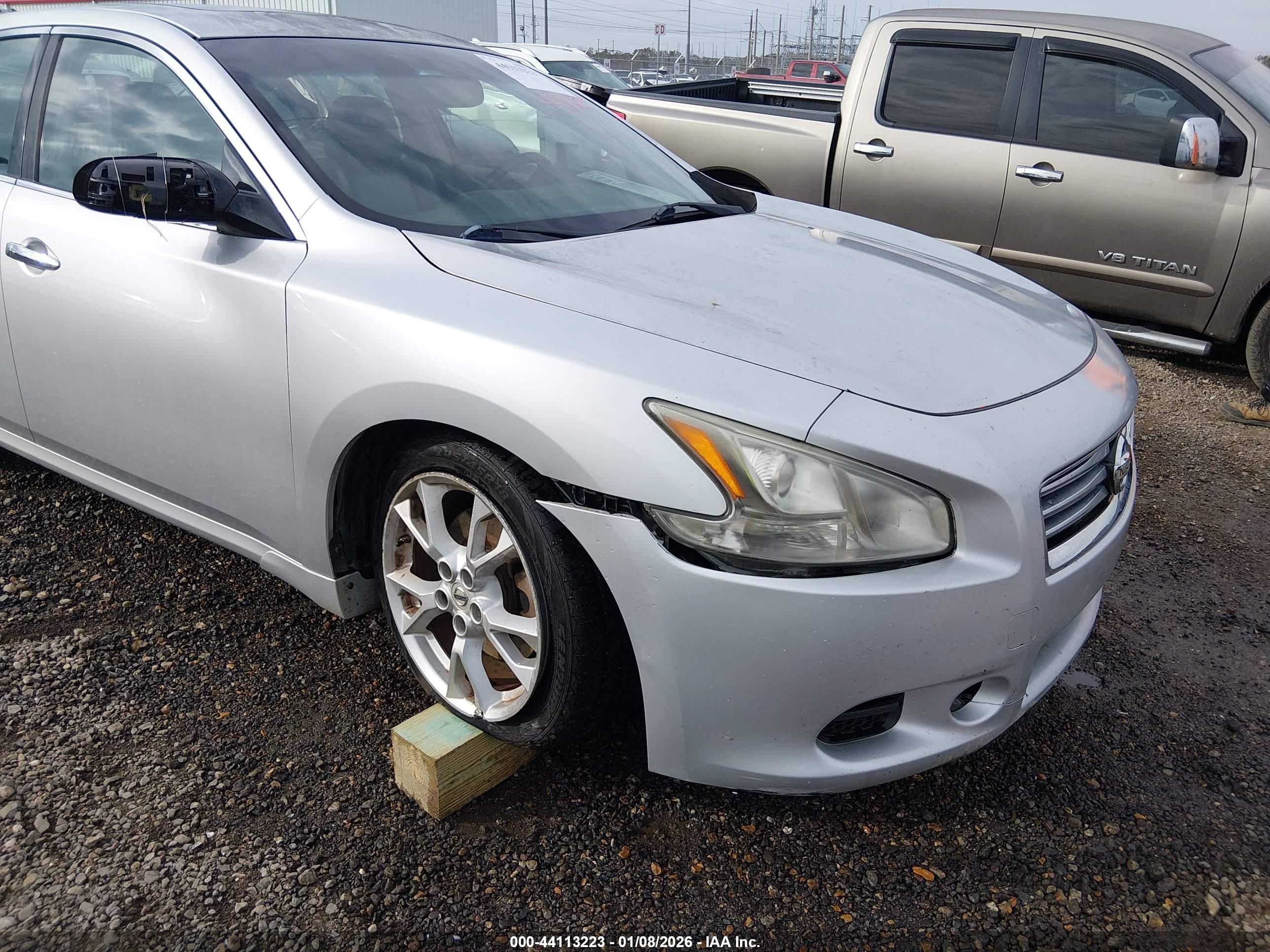 NISSAN MAXIMA image 6