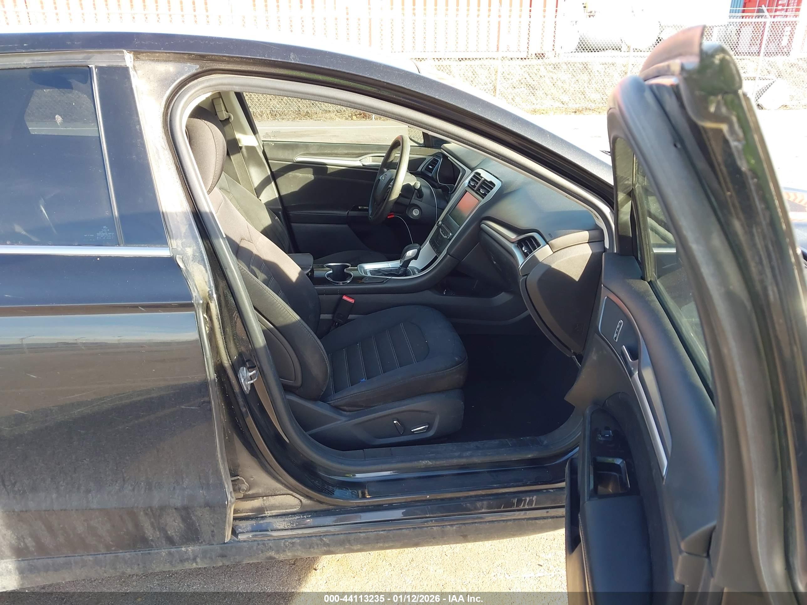 FORD FUSION image 5