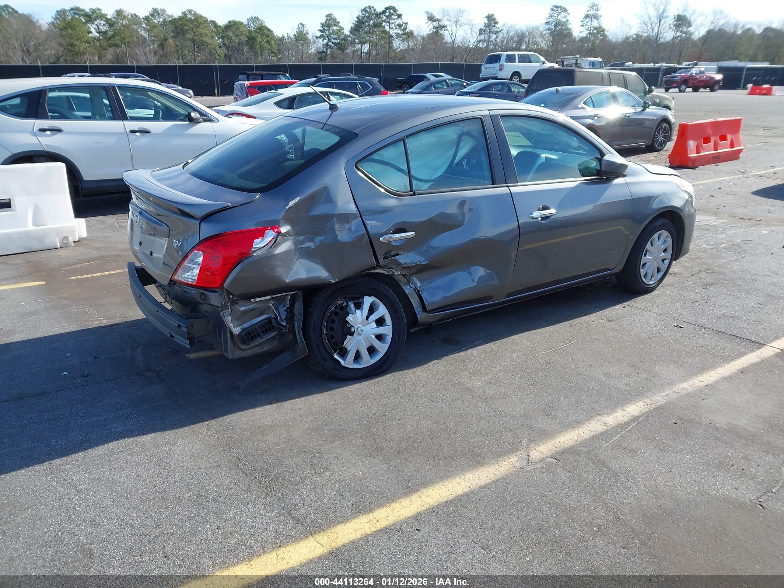 NISSAN VERSA image 4