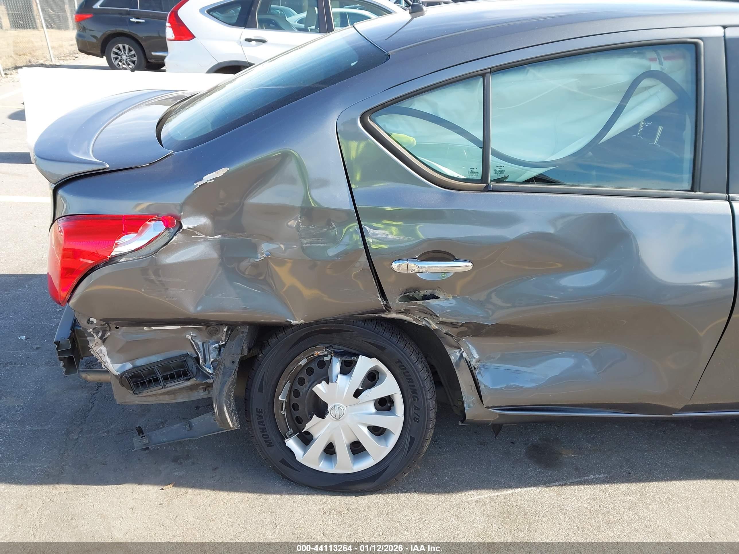 NISSAN VERSA image 6