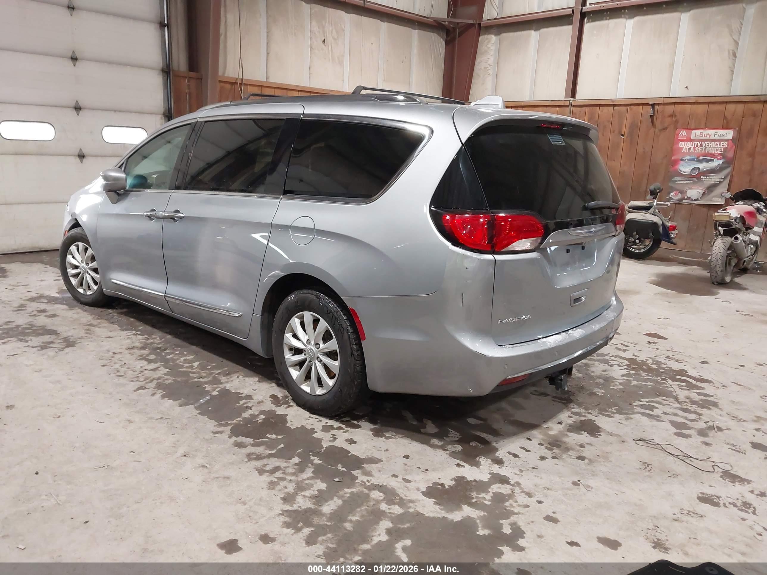 CHRYSLER PACIFICA image 3