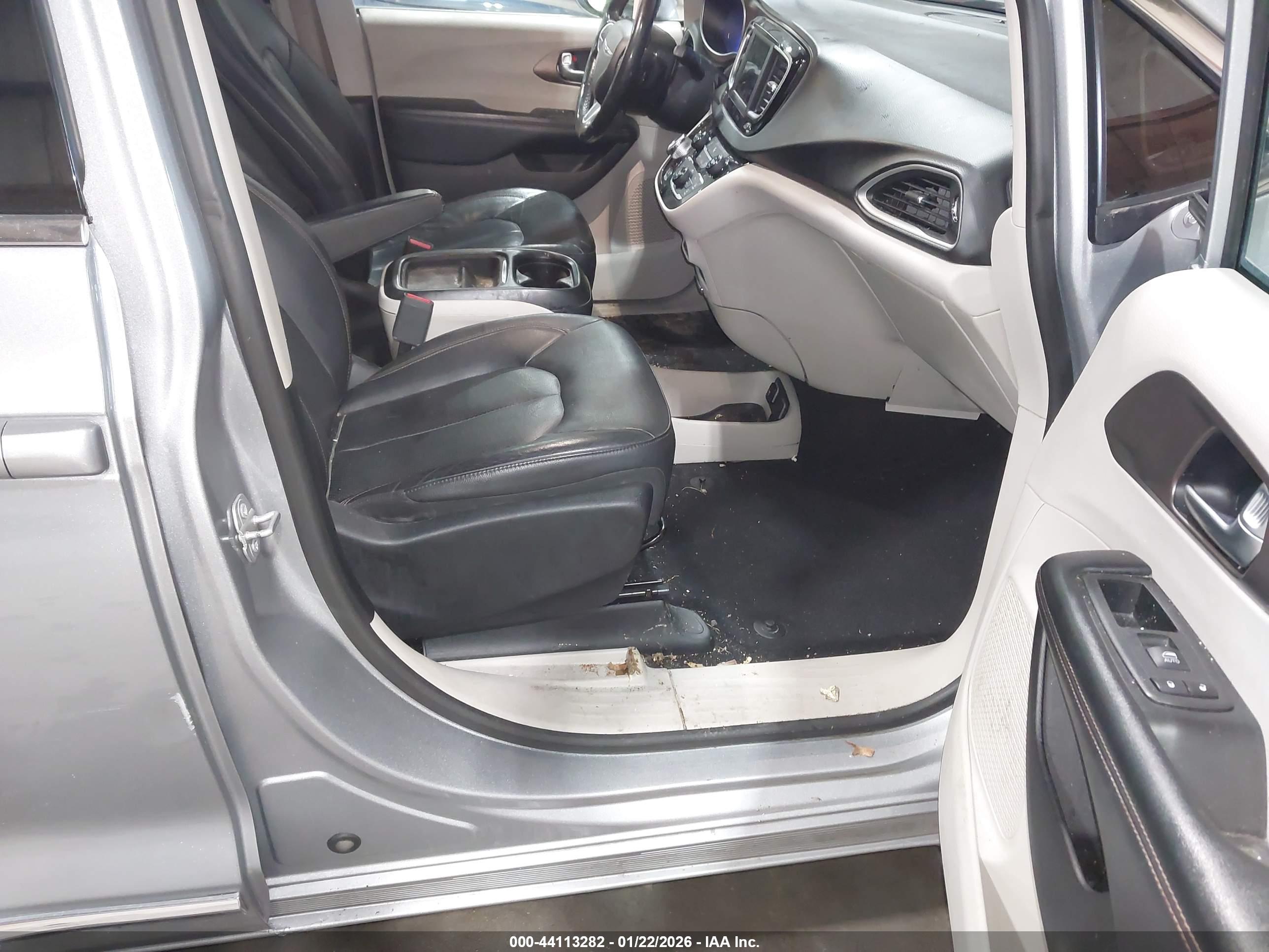 CHRYSLER PACIFICA image 5