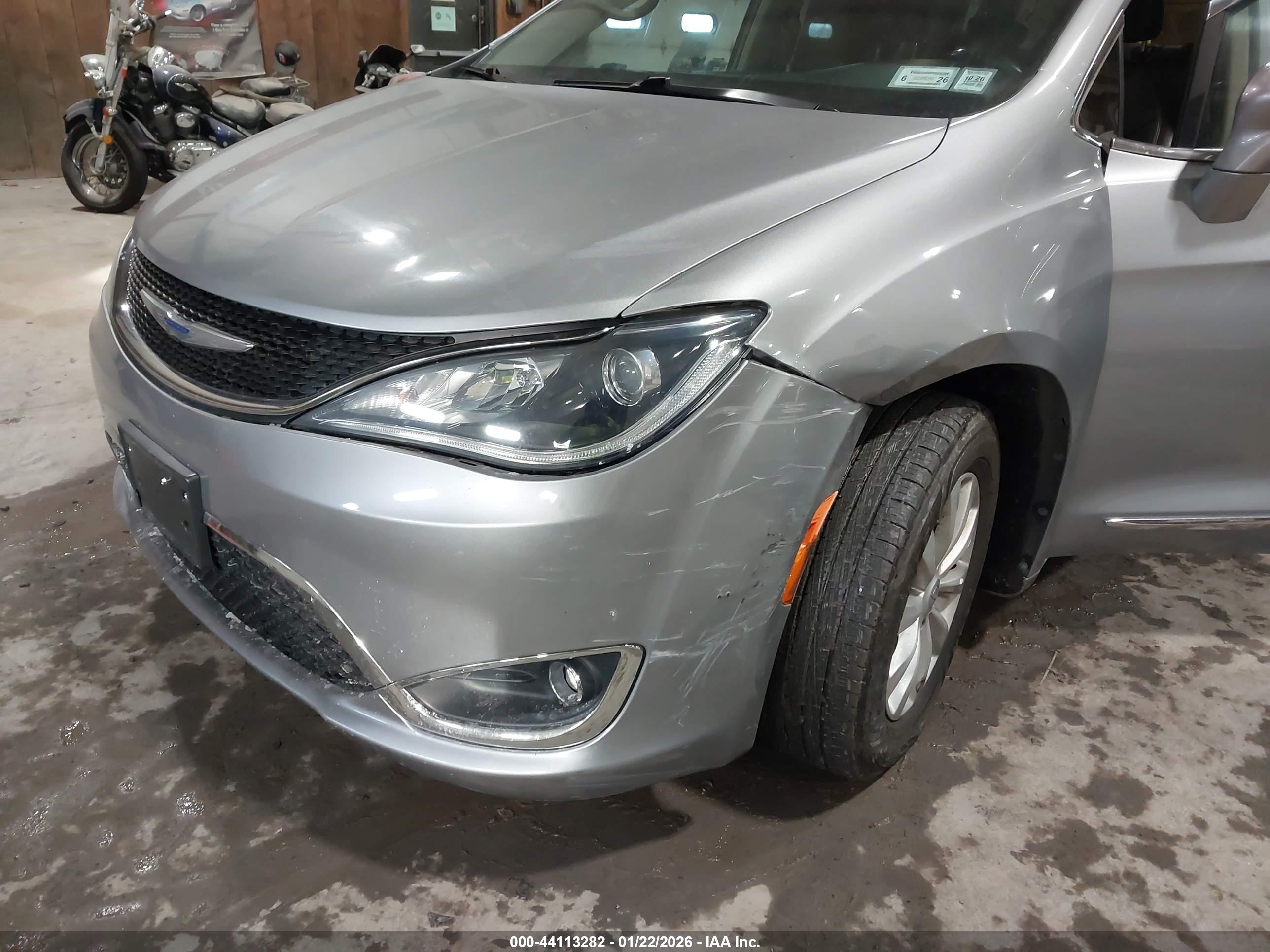 CHRYSLER PACIFICA image 6