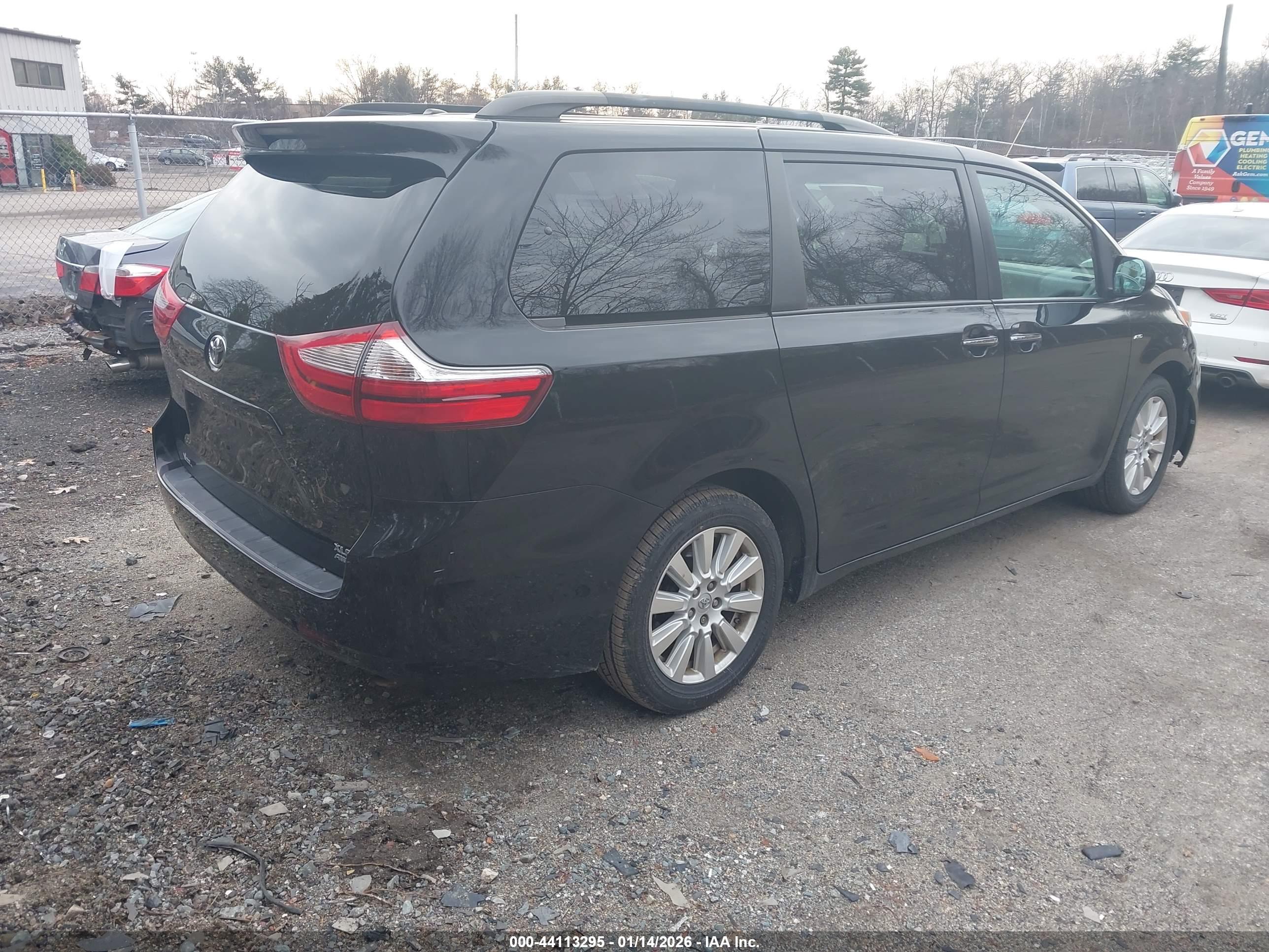 TOYOTA SIENNA image 4