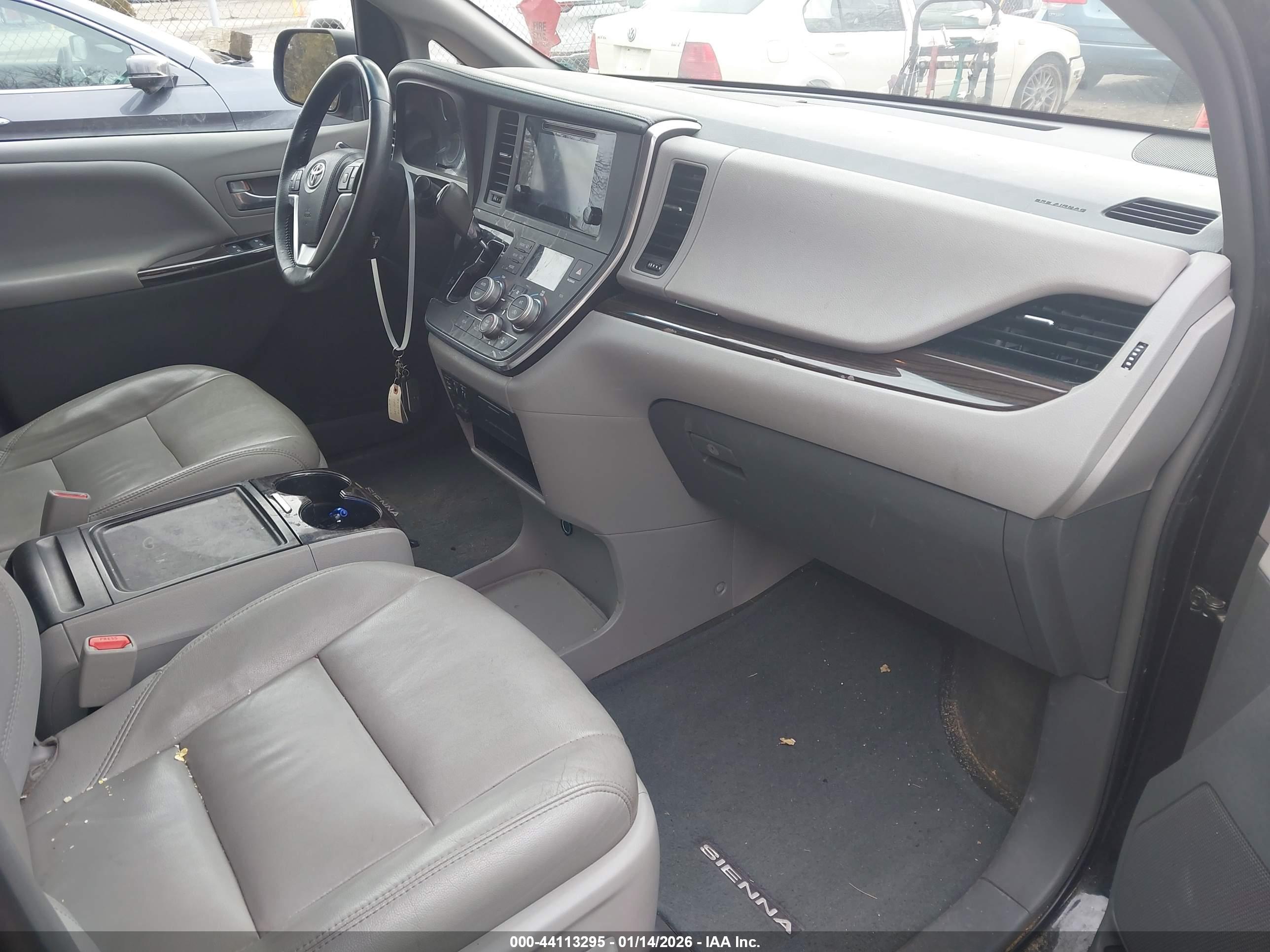 TOYOTA SIENNA image 5