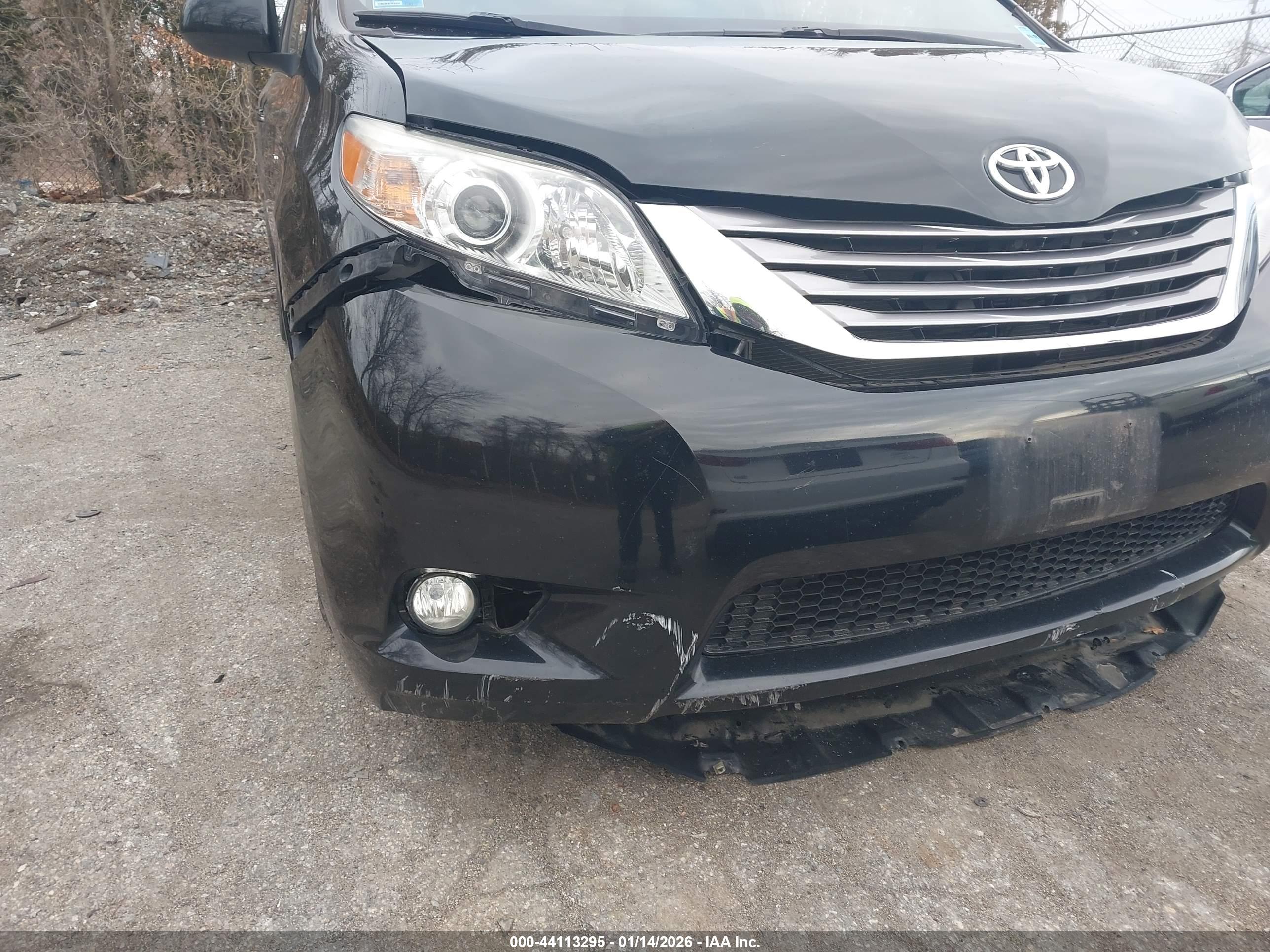 TOYOTA SIENNA image 6