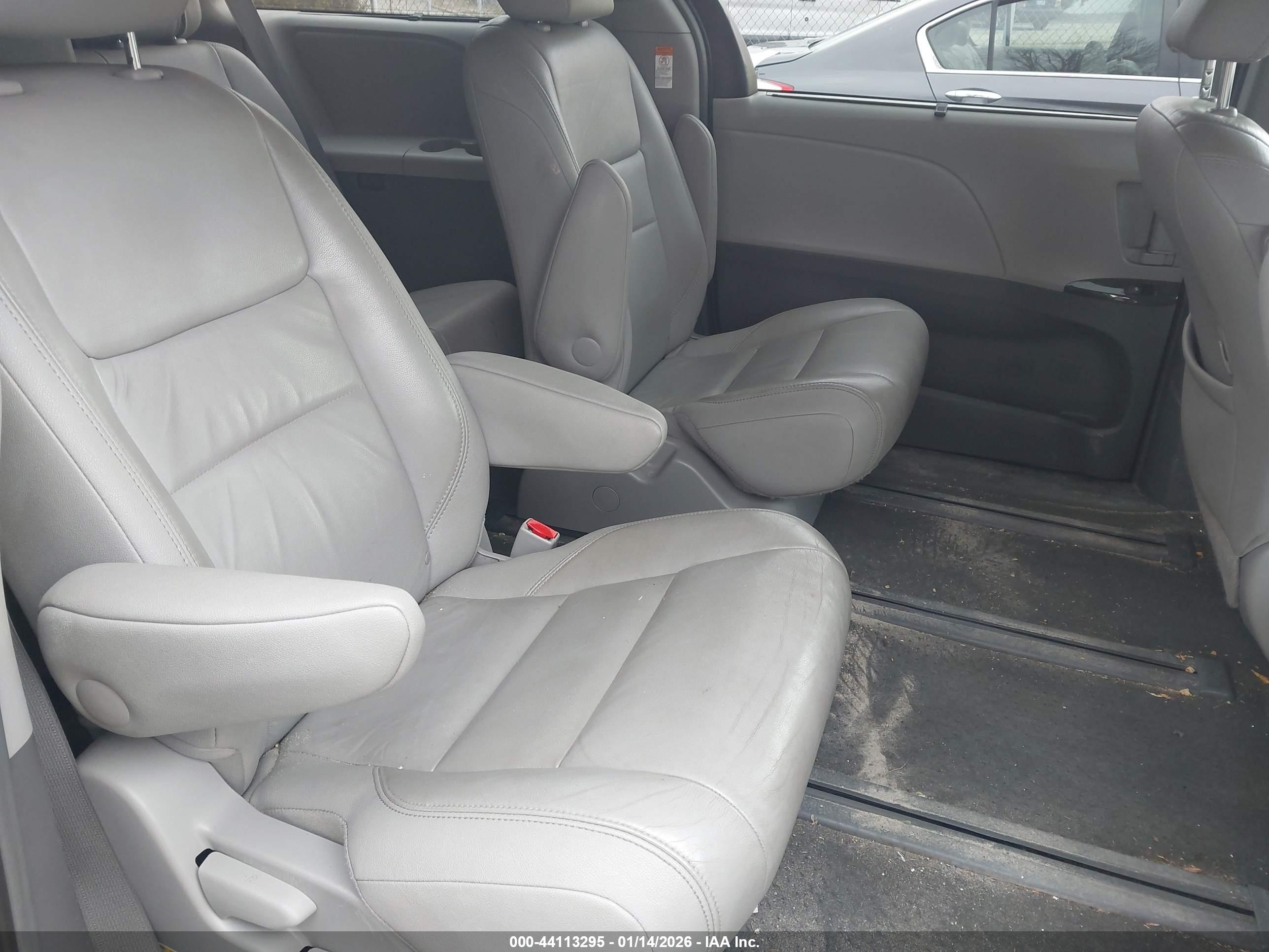 TOYOTA SIENNA image 8