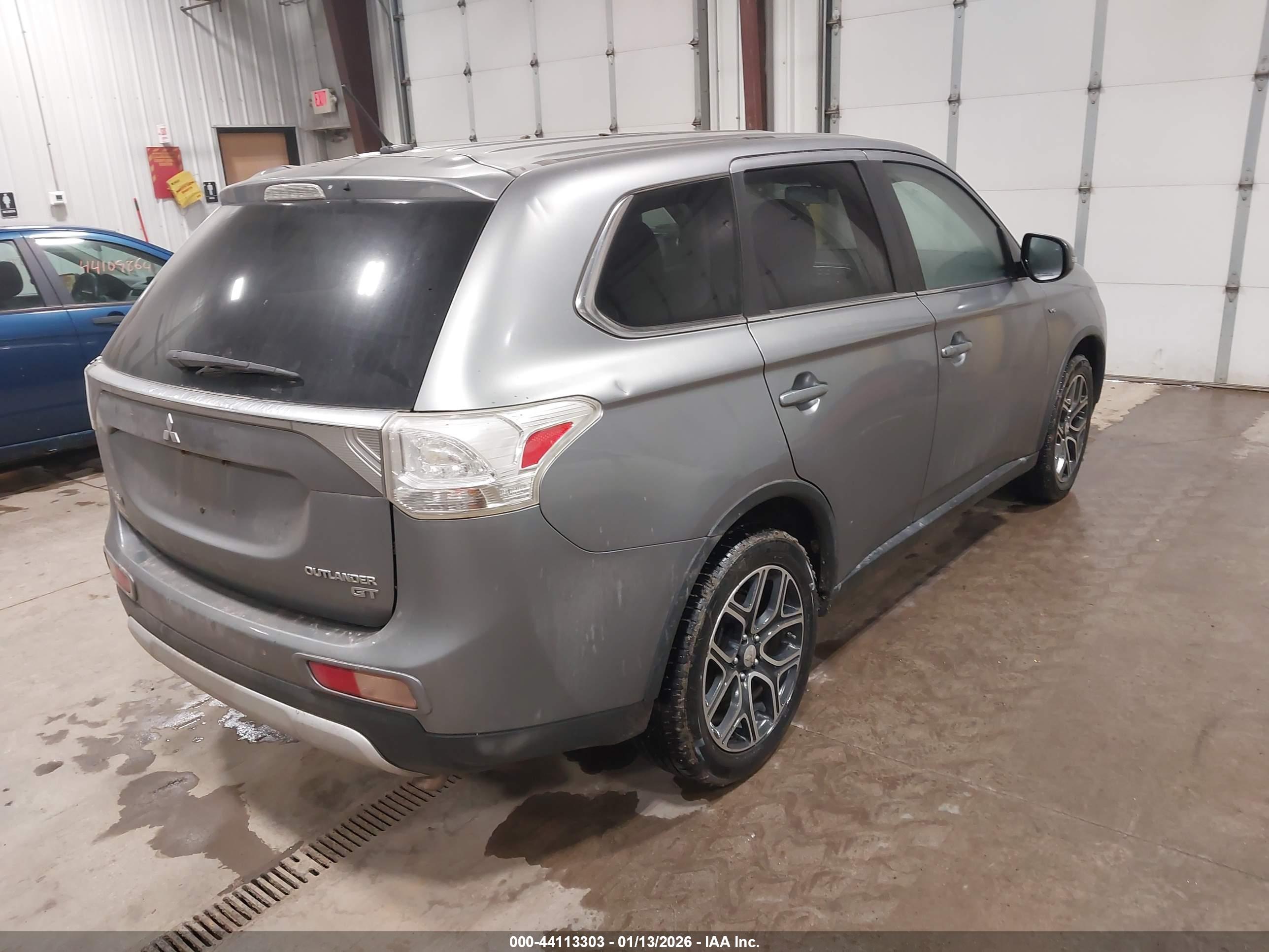MITSUBISHI OUTLANDER image 4
