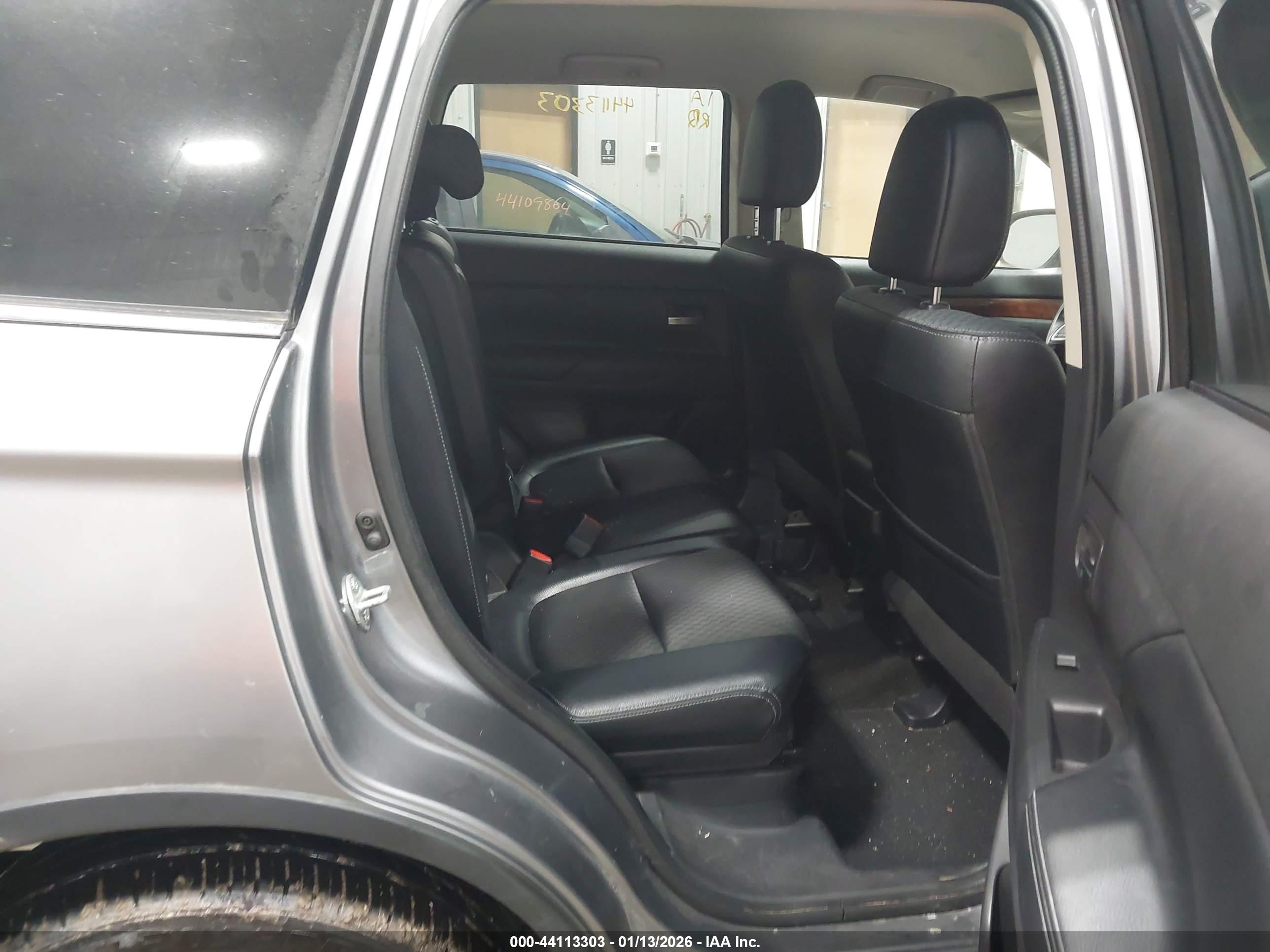 MITSUBISHI OUTLANDER image 8