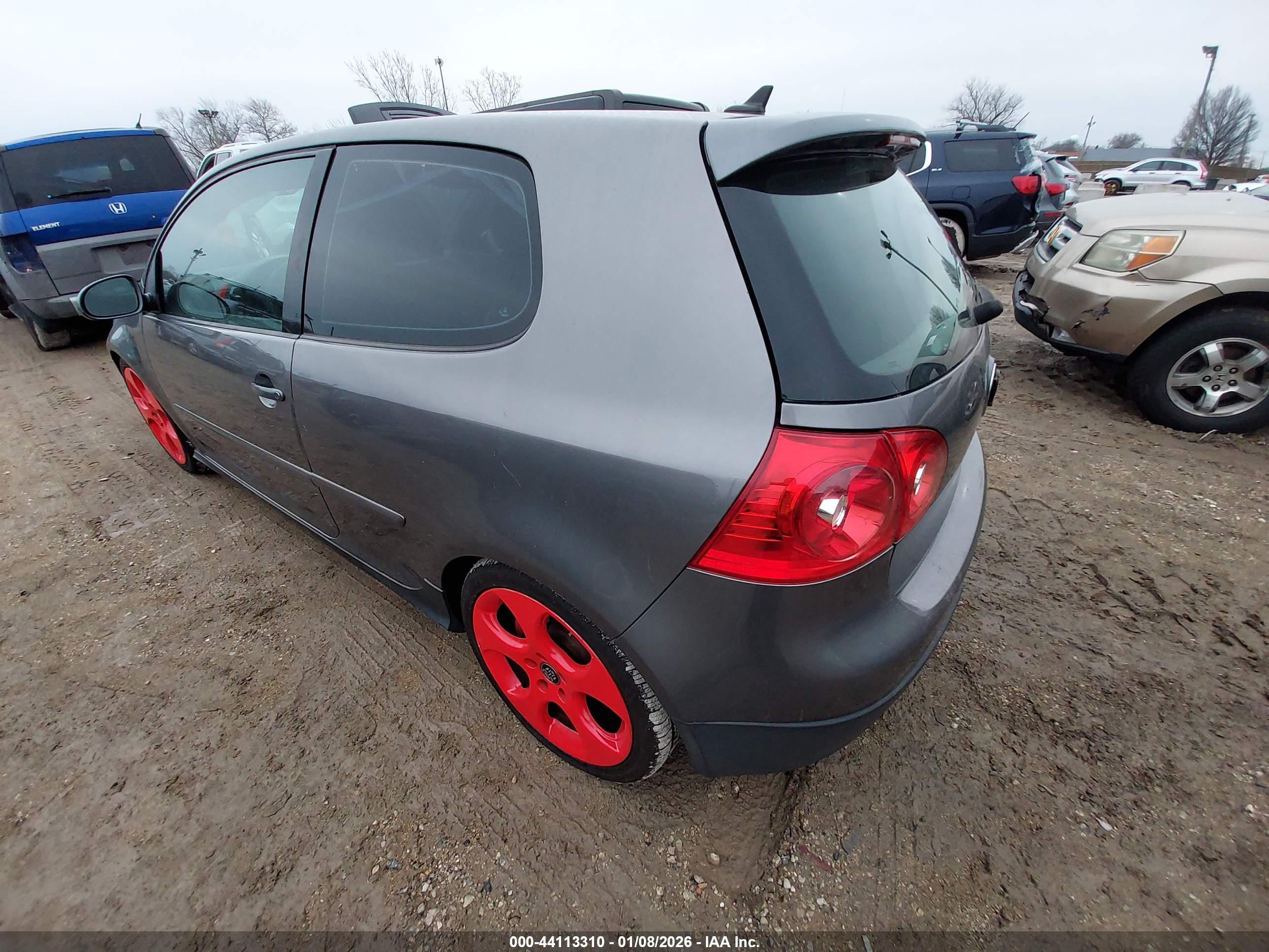 VOLKSWAGEN GTI image 3