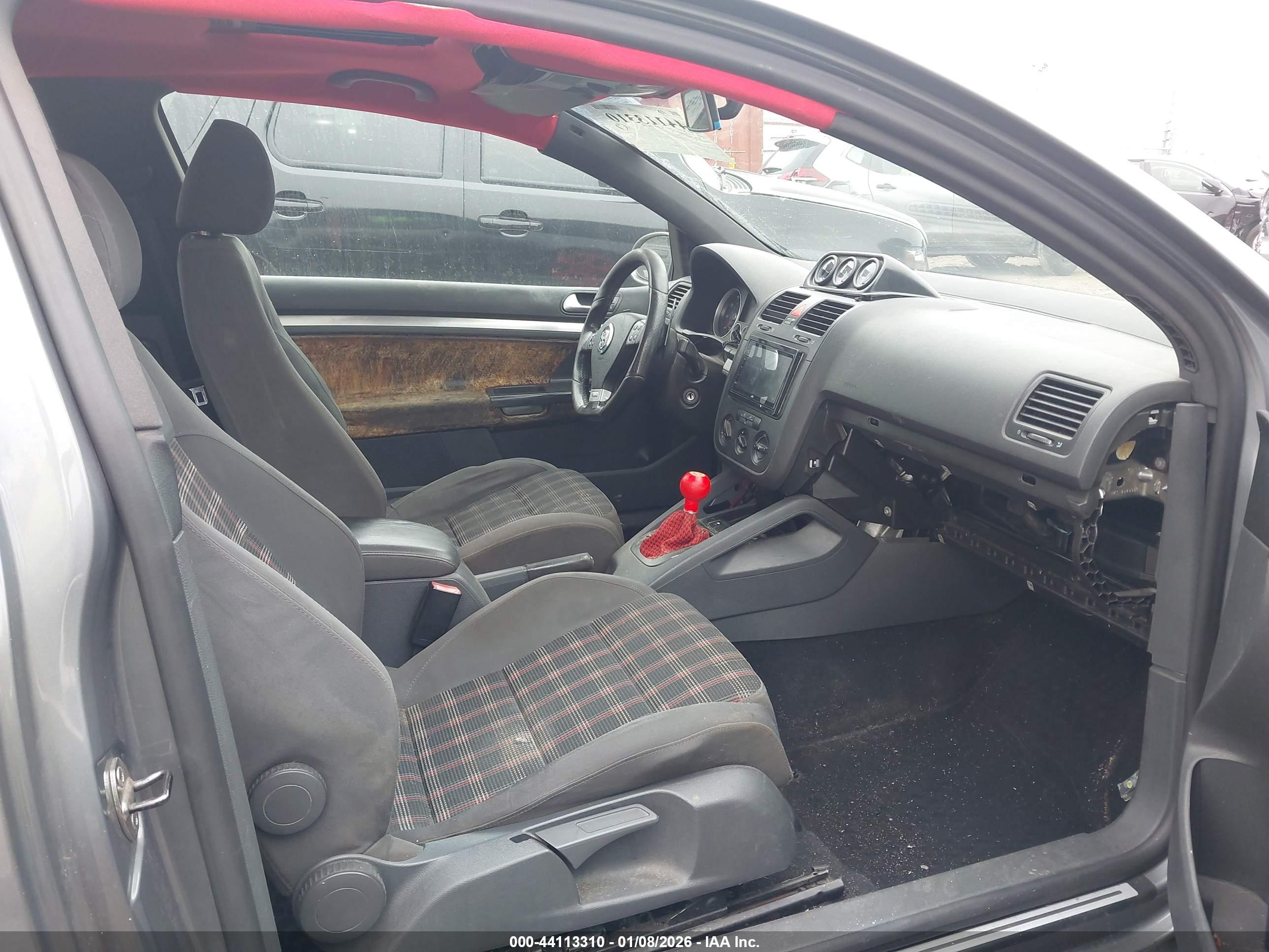 VOLKSWAGEN GTI image 5