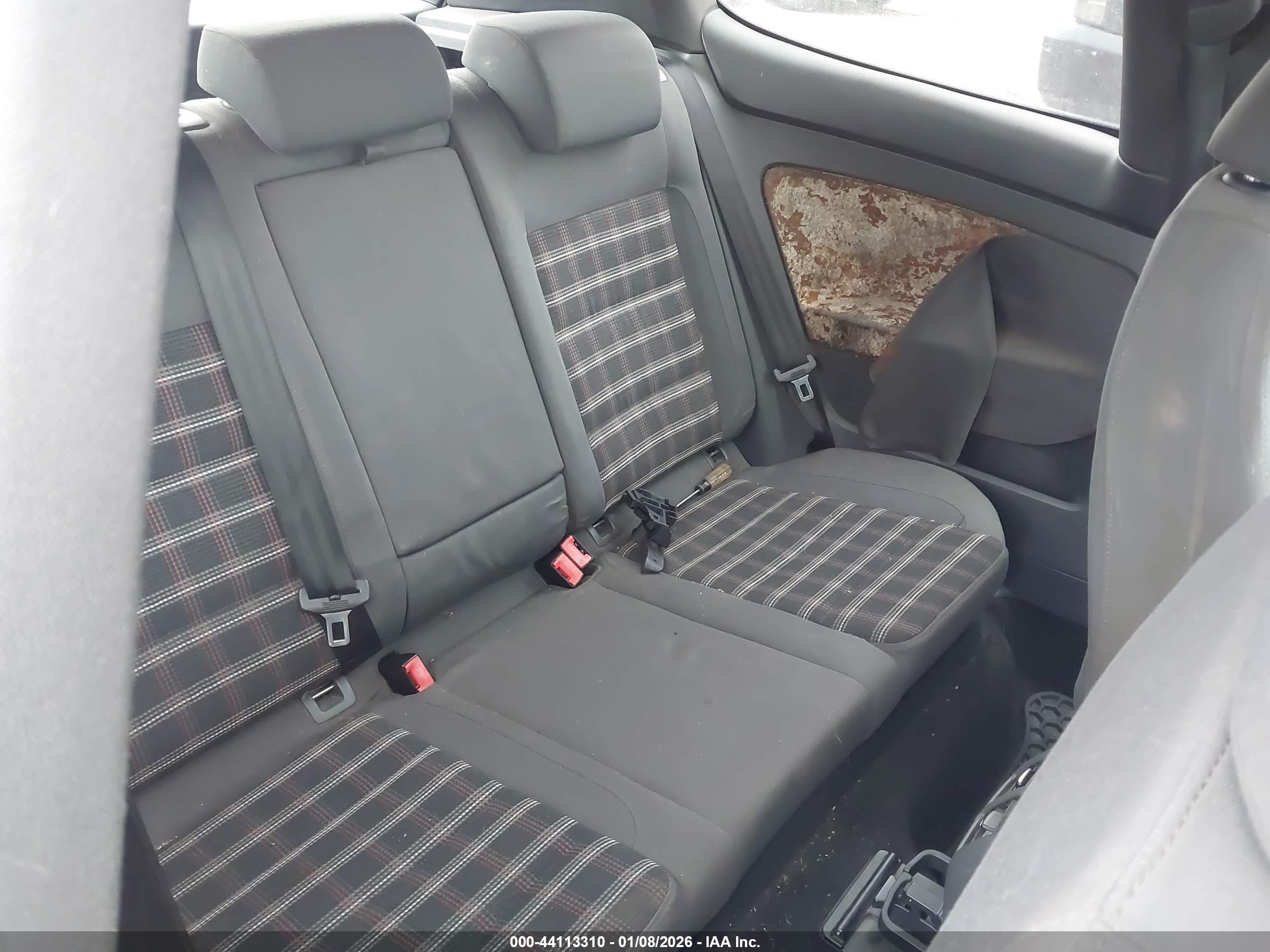 VOLKSWAGEN GTI image 8