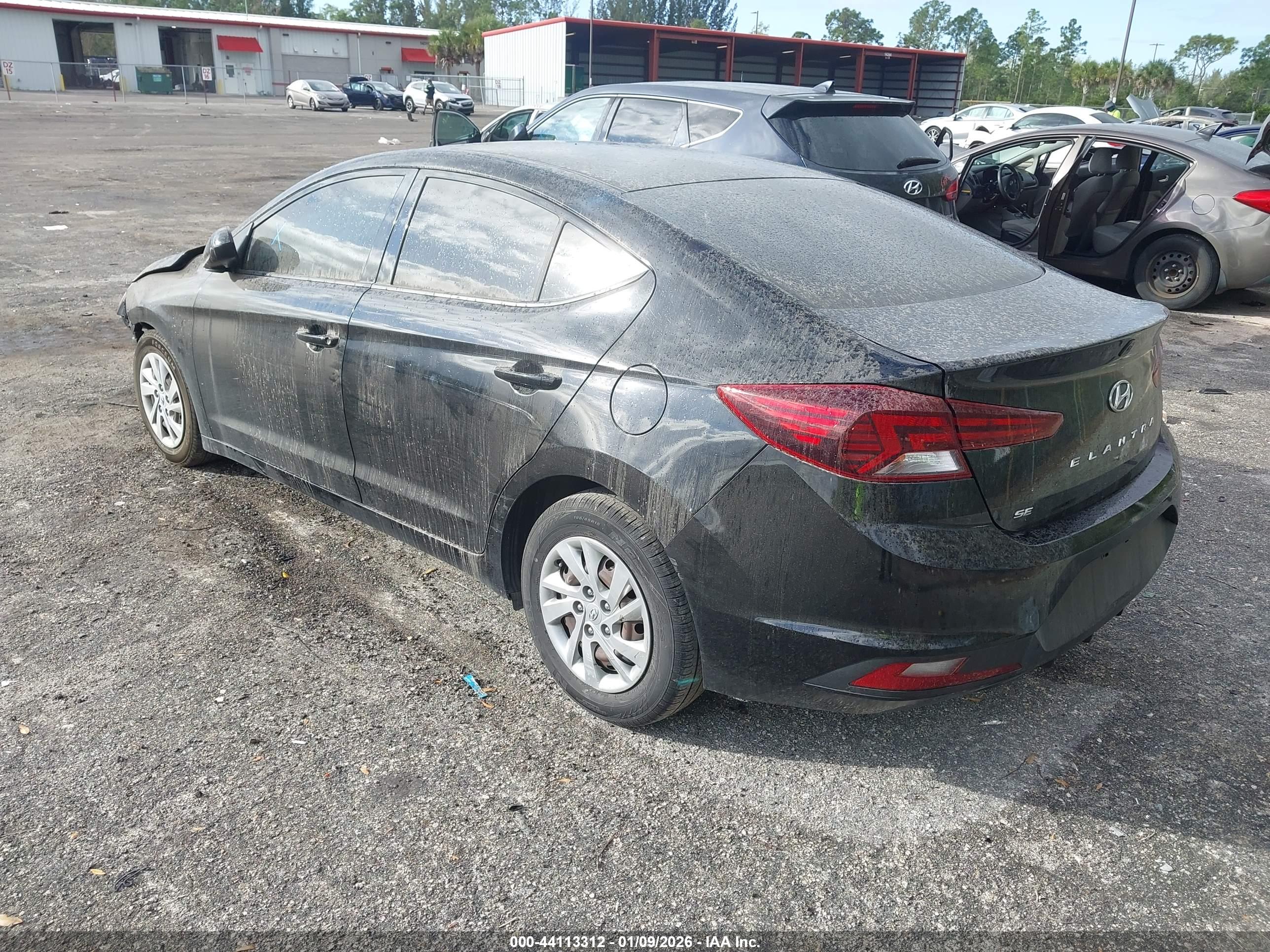 HYUNDAI ELANTRA image 3