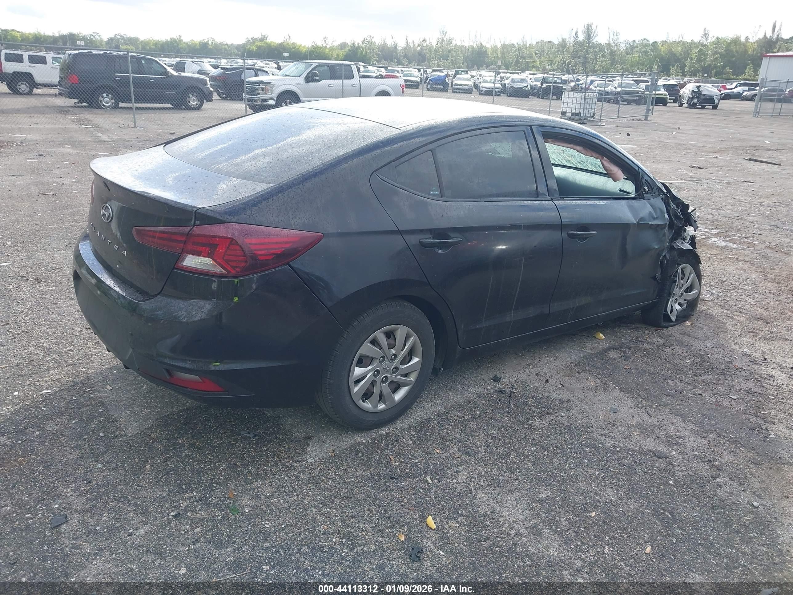 HYUNDAI ELANTRA image 4