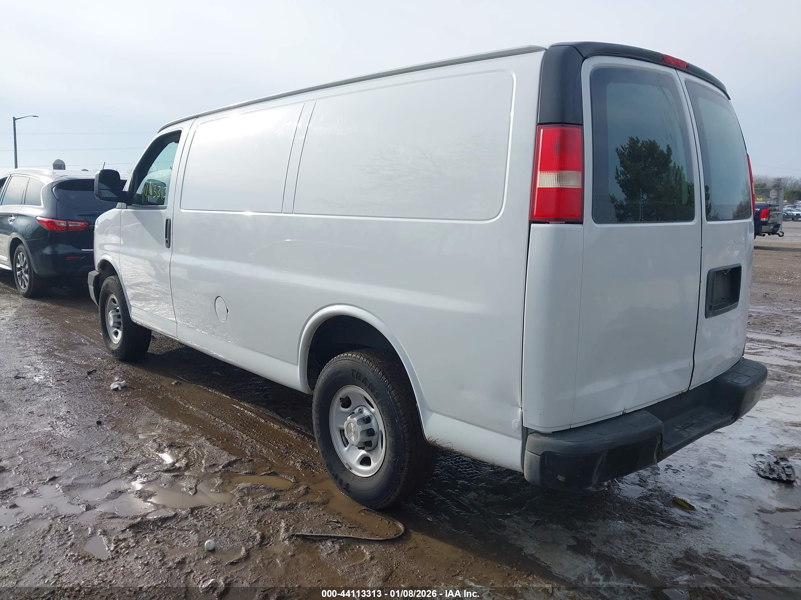 CHEVROLET EXPRESS image 3