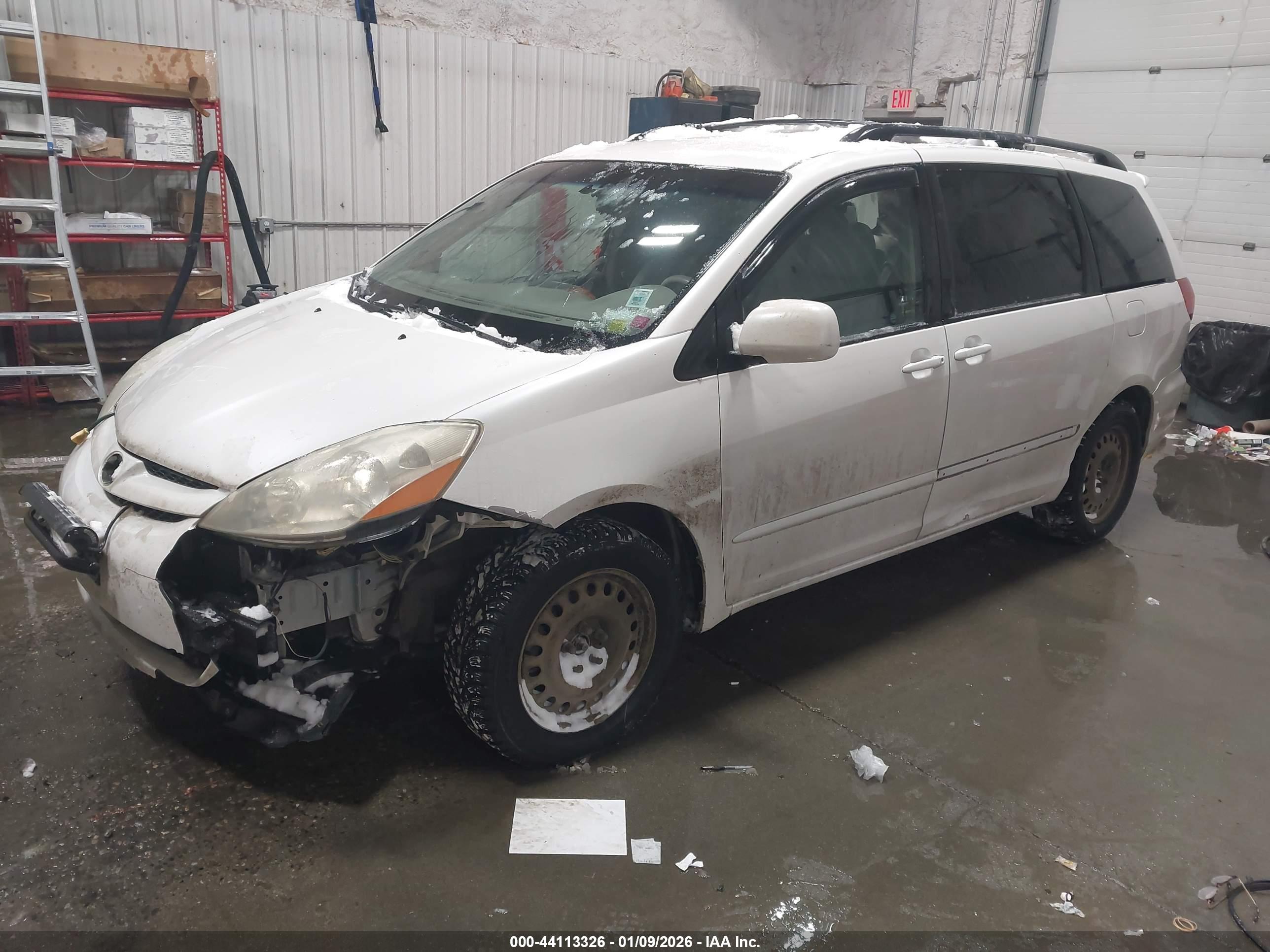 TOYOTA SIENNA image 2