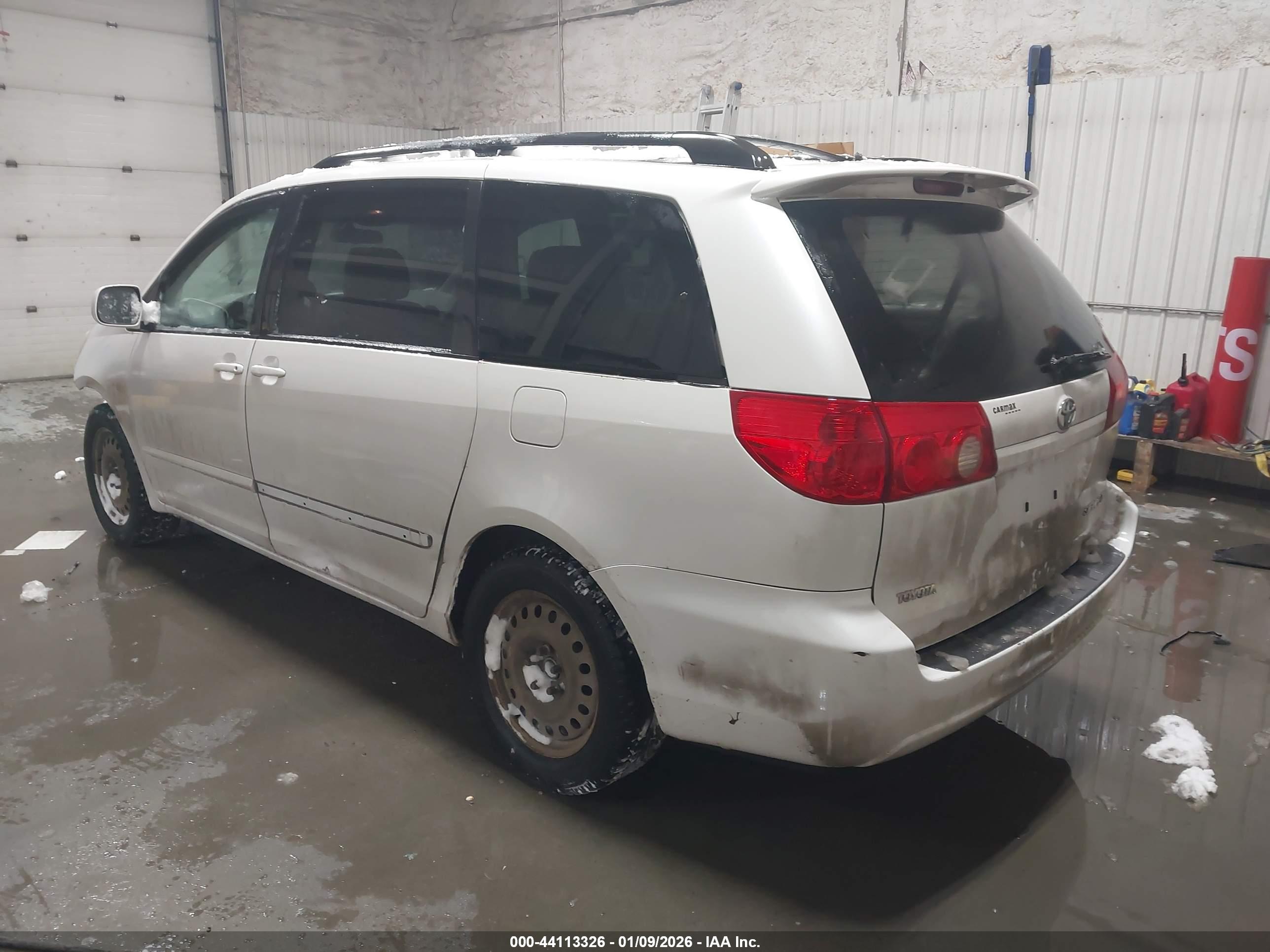 TOYOTA SIENNA image 3