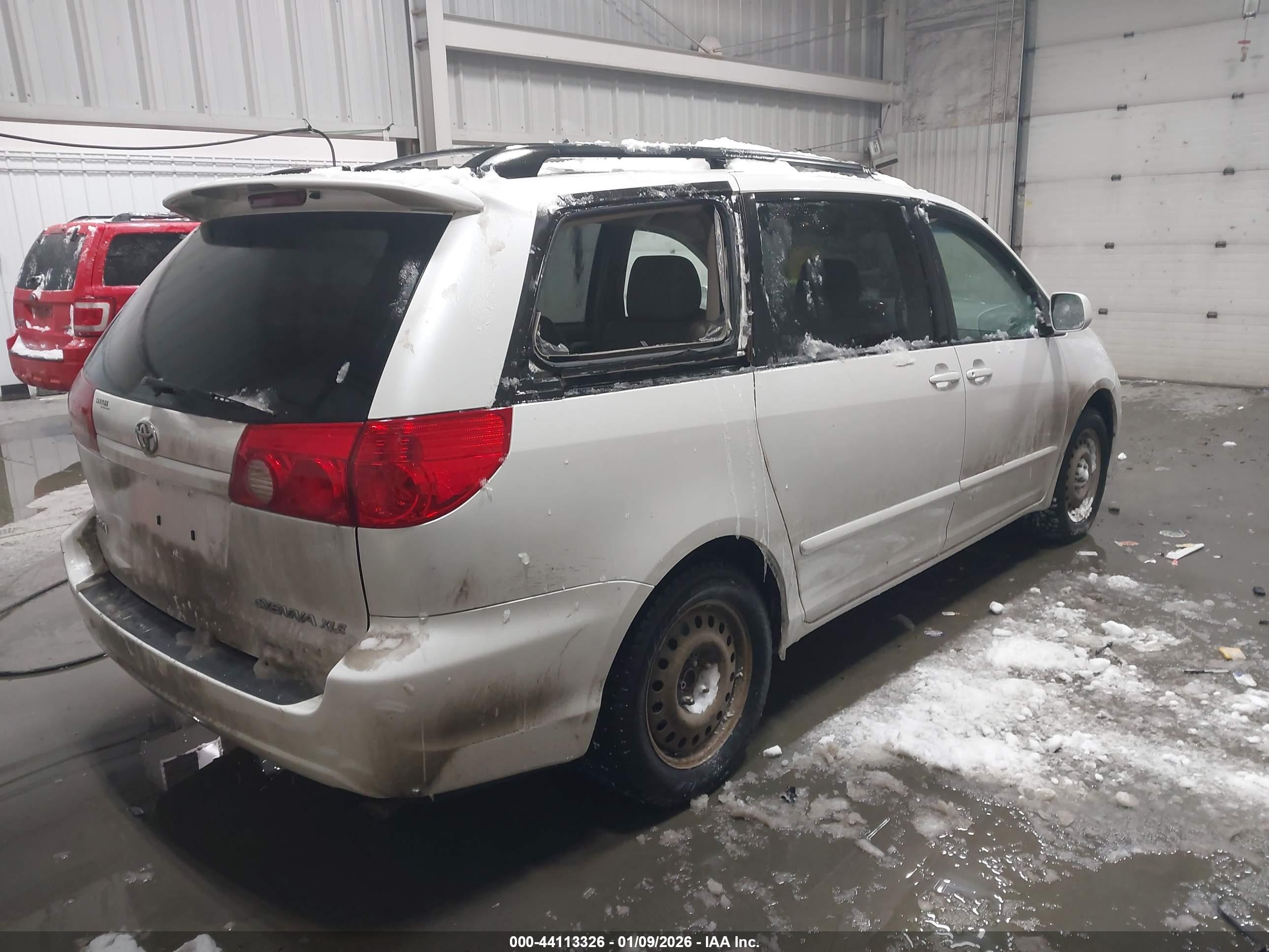 TOYOTA SIENNA image 4