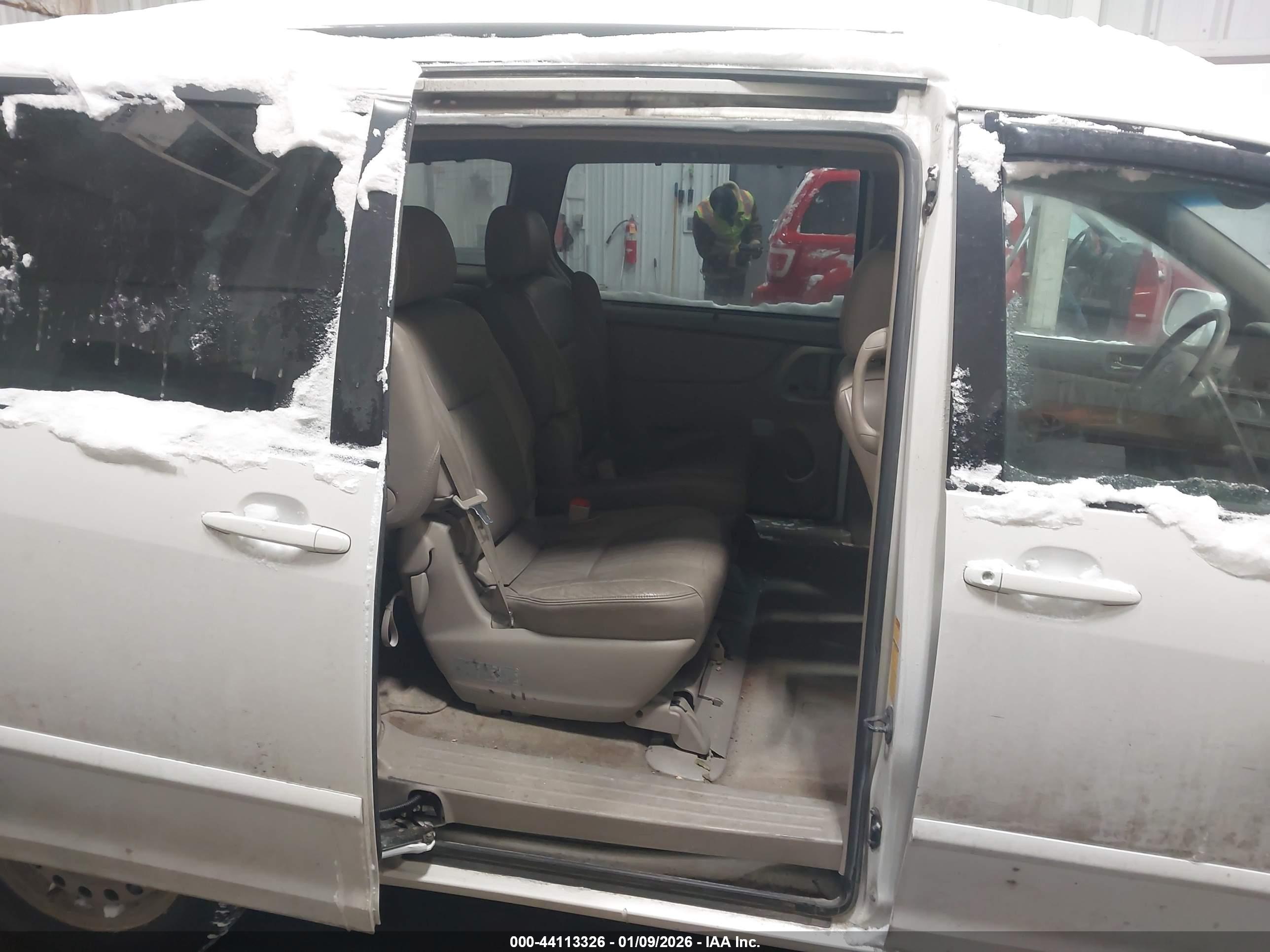 TOYOTA SIENNA image 8