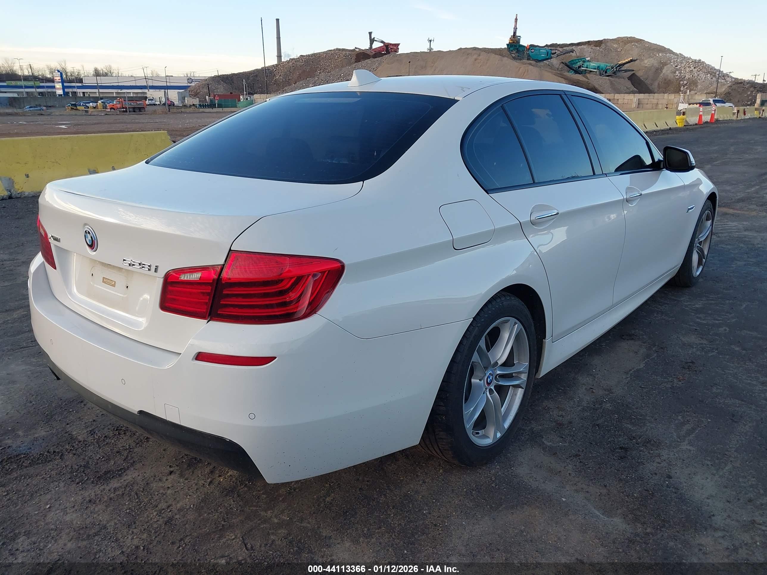 BMW 528I image 4