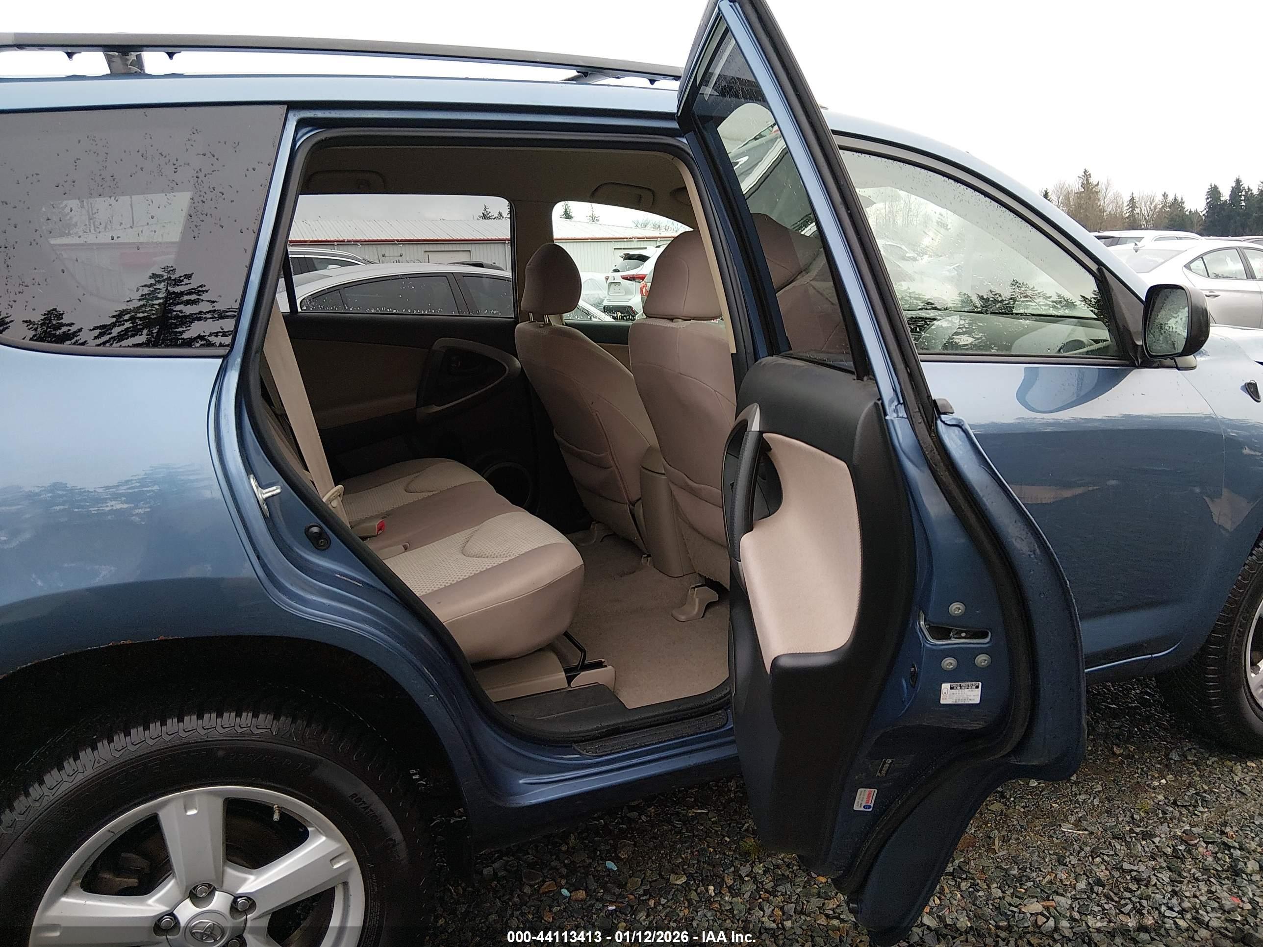 TOYOTA RAV4 image 8