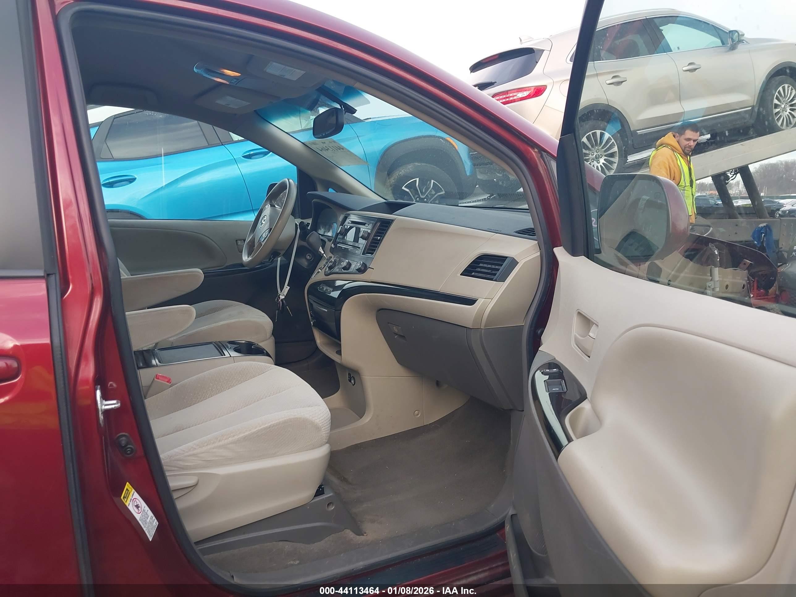 TOYOTA SIENNA image 5