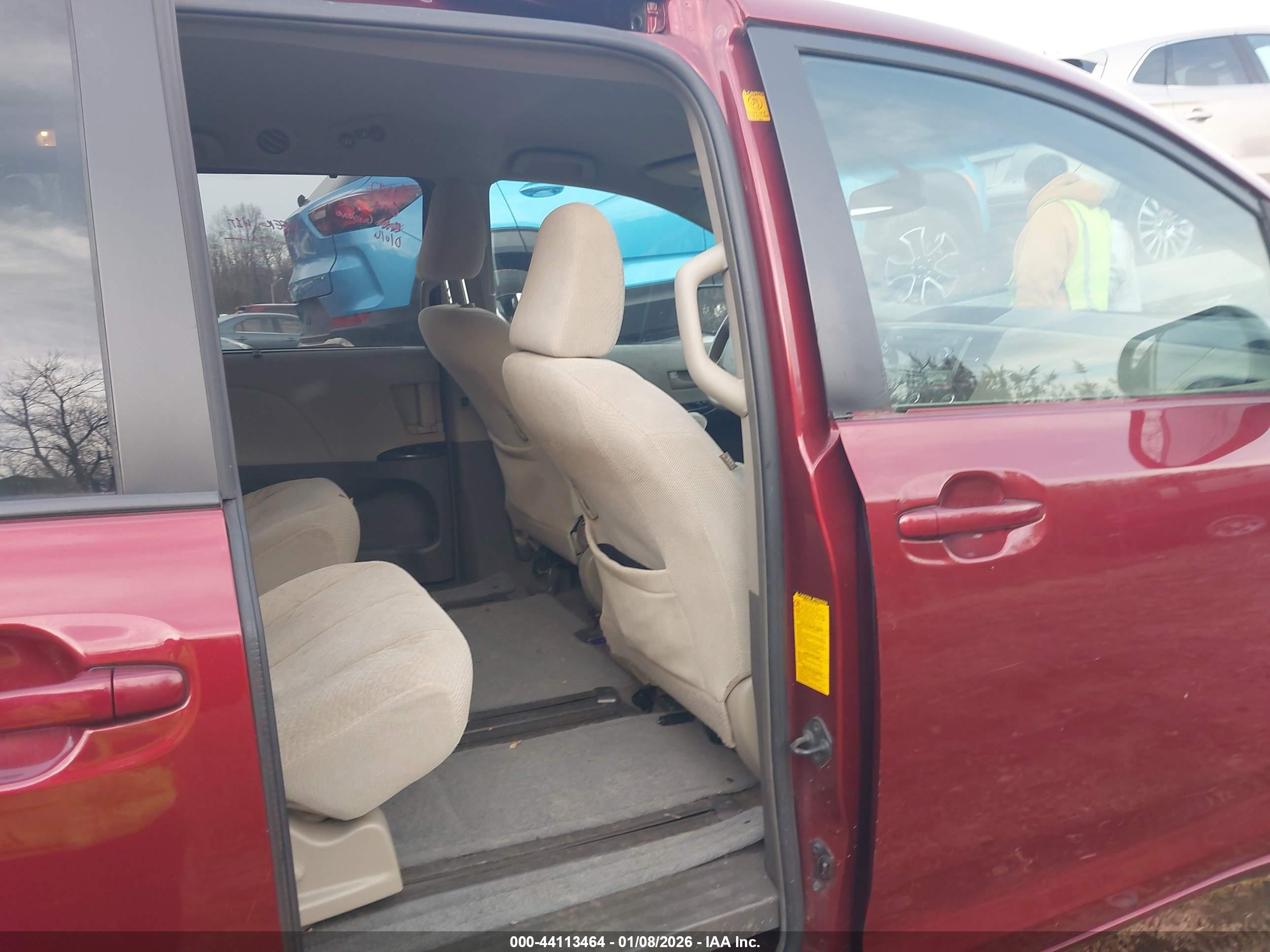 TOYOTA SIENNA image 8